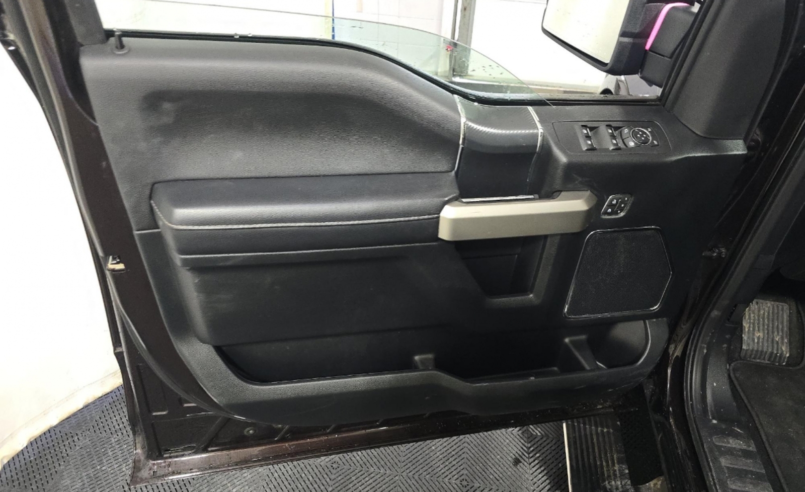 2020 Ford F-150 LARIAT, 39811, Photo