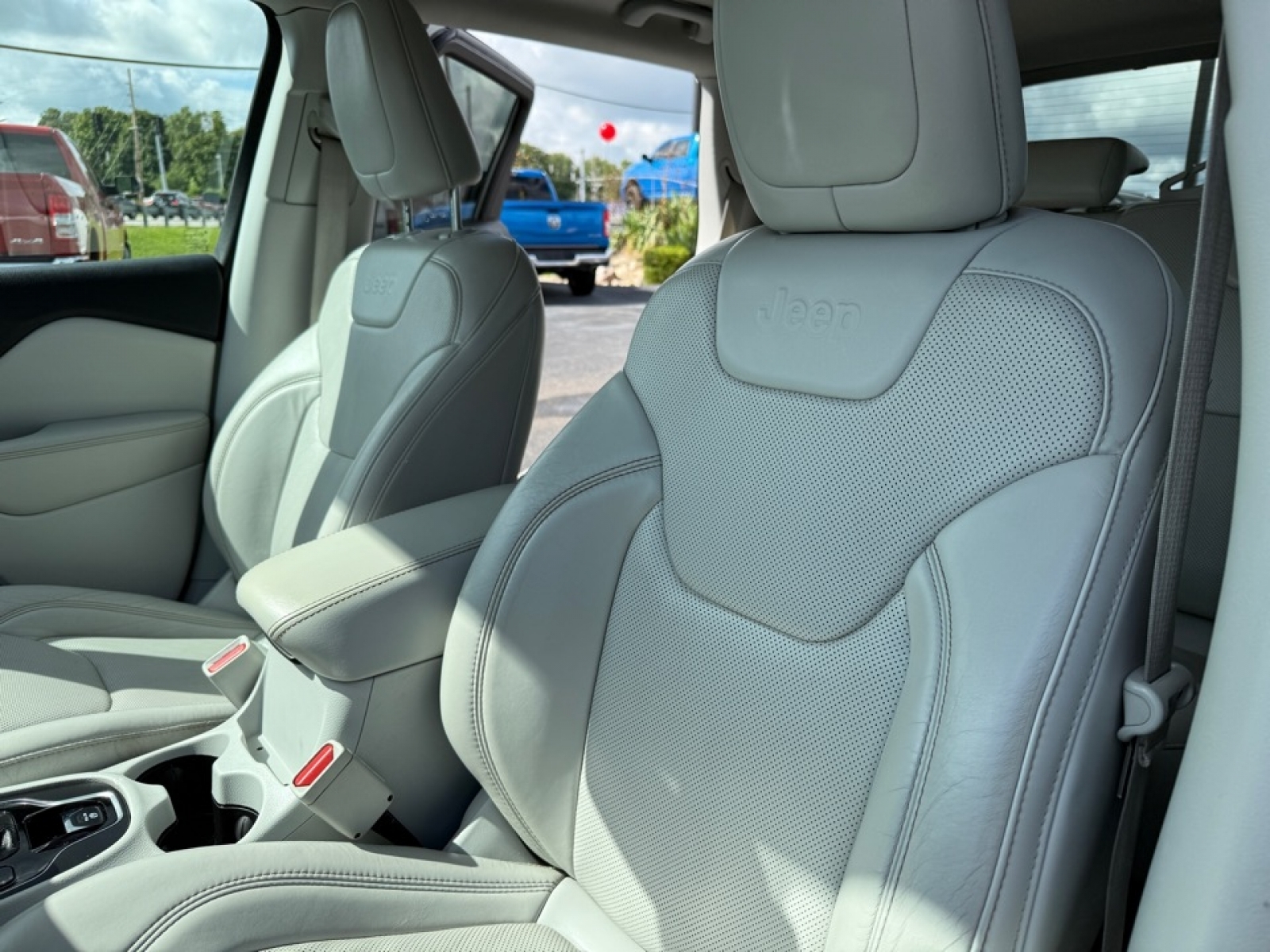 2020 Jeep Cherokee Limited photo 16