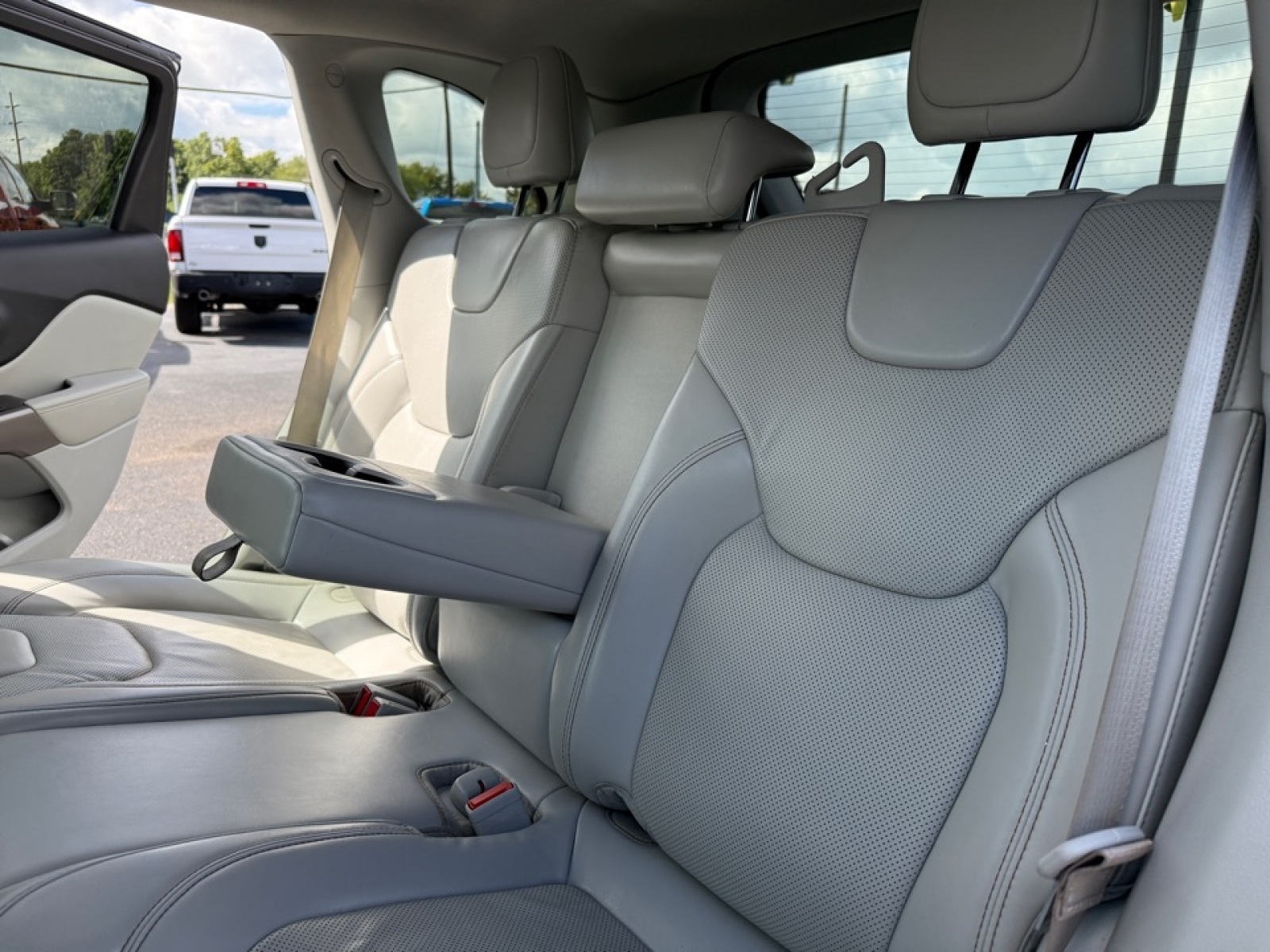 2020 Jeep Cherokee Limited photo 17