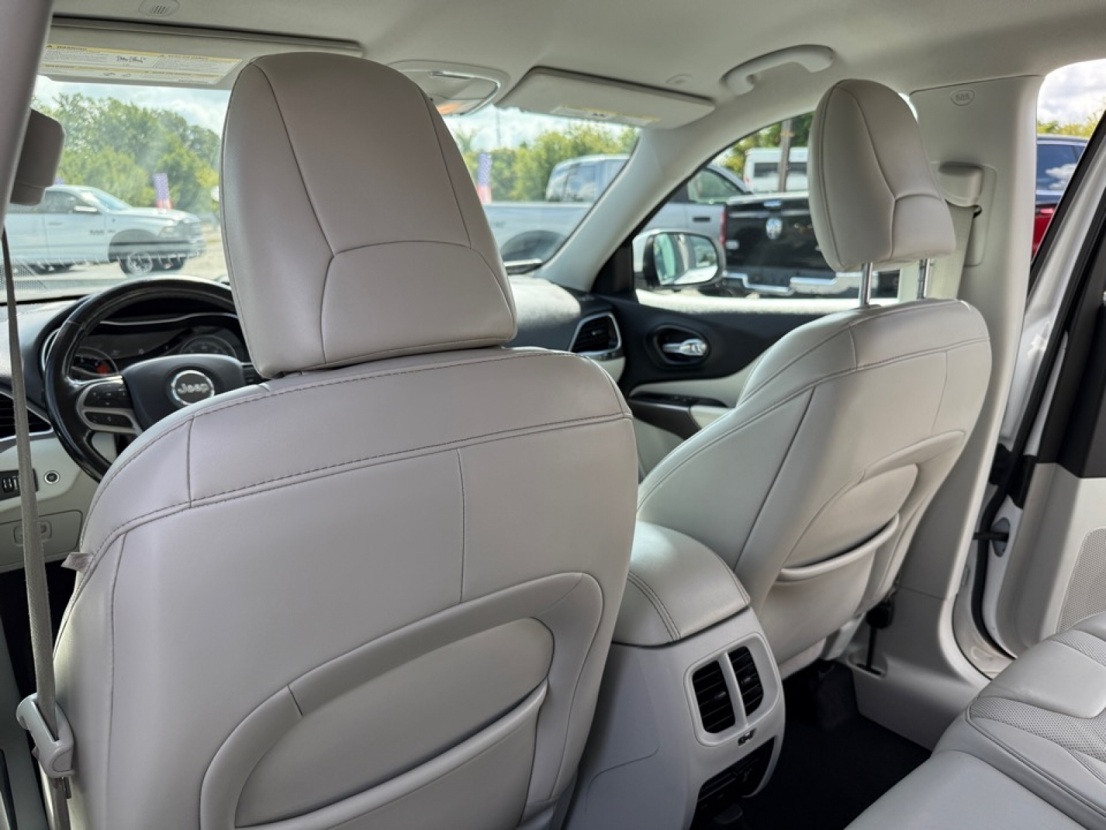 2020 Jeep Cherokee Limited photo 18