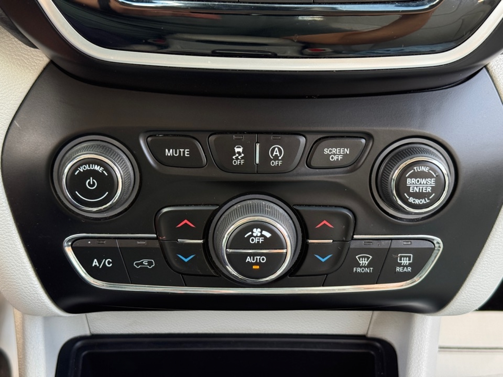 2020 Jeep Cherokee Limited photo 29