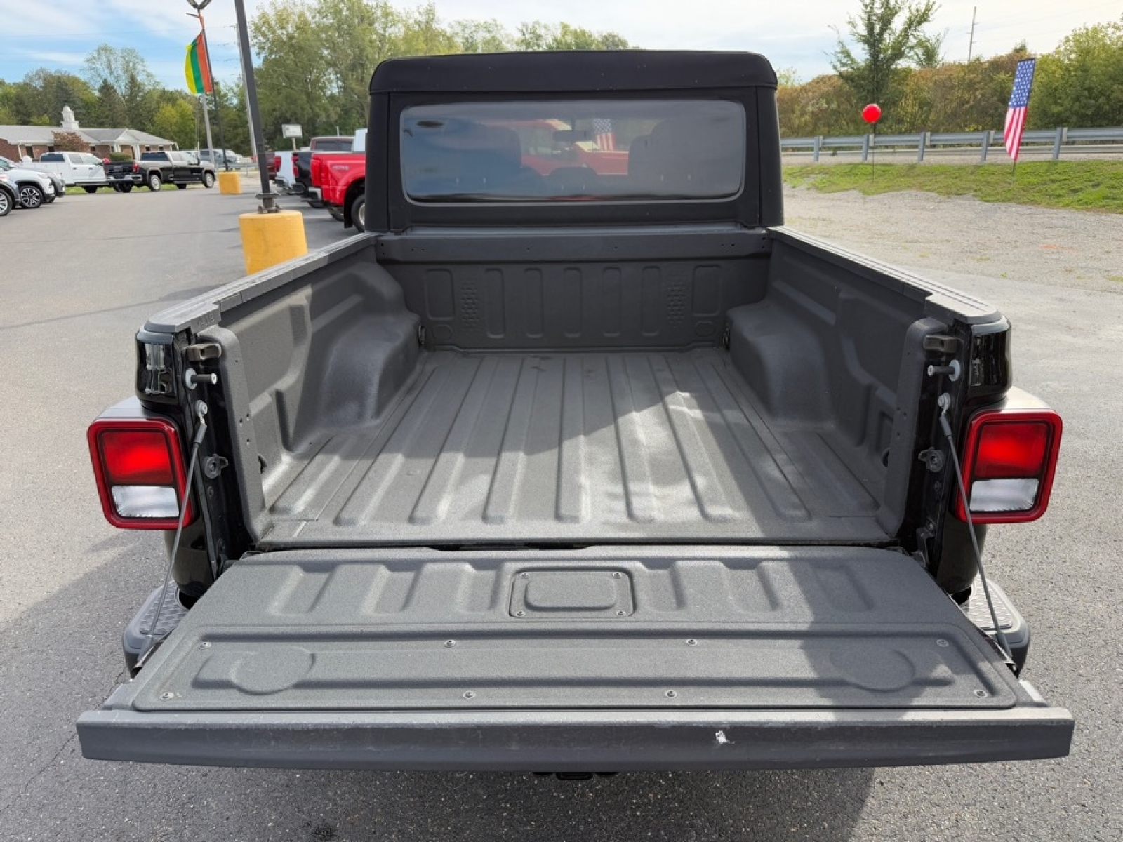 2020 Jeep Gladiator Sport S 4X4, 38974, Photo