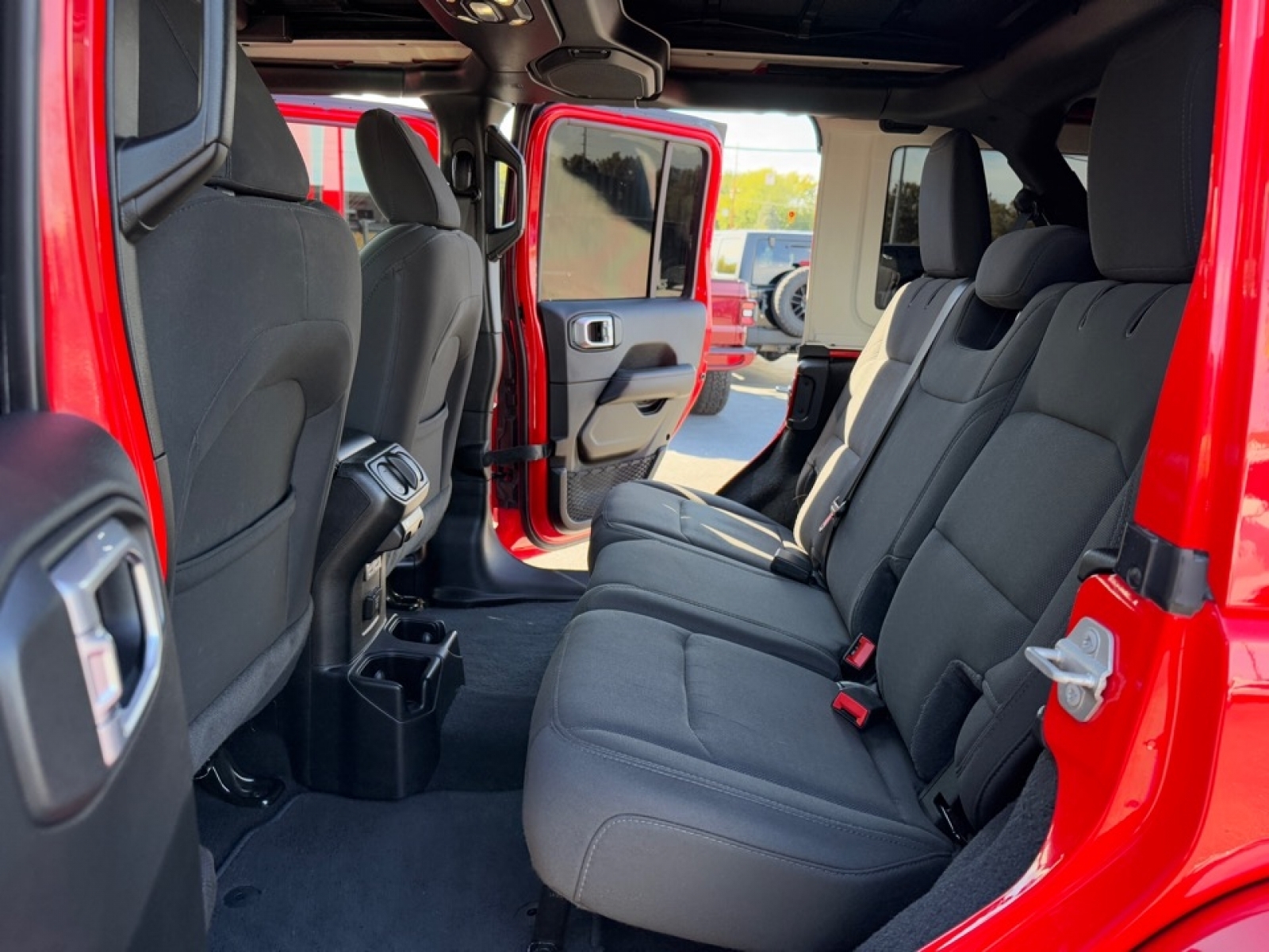 2020 Jeep Wrangler Unlimited Sahara, 38975, Photo