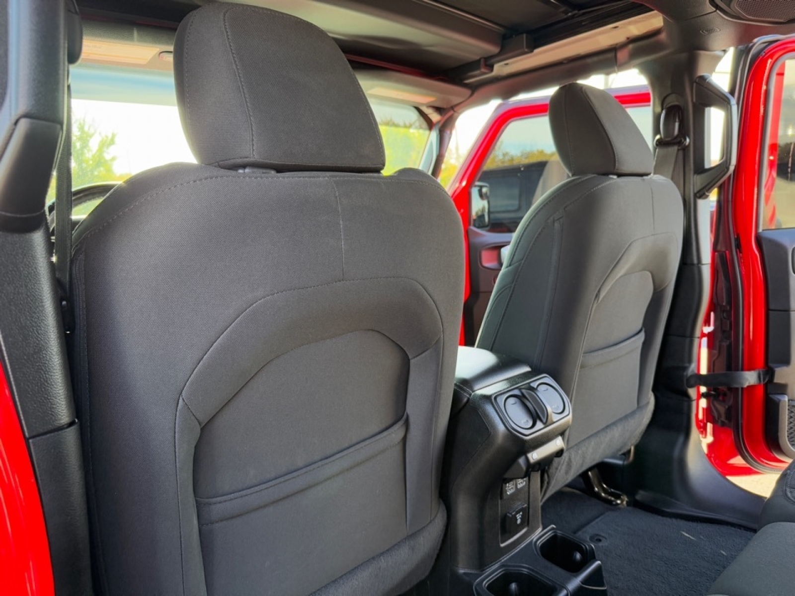 2020 Jeep Wrangler Unlimited Sahara, 38975, Photo