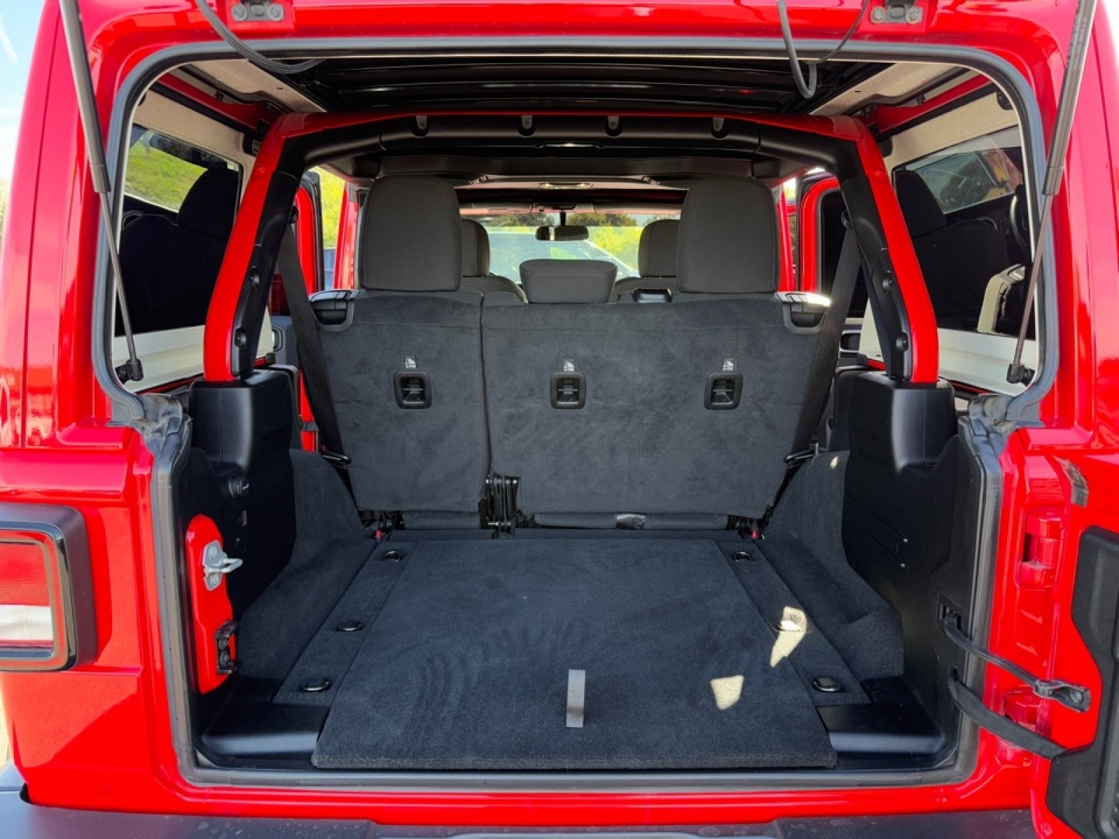 2020 Jeep Wrangler Unlimited Sahara, 38975, Photo