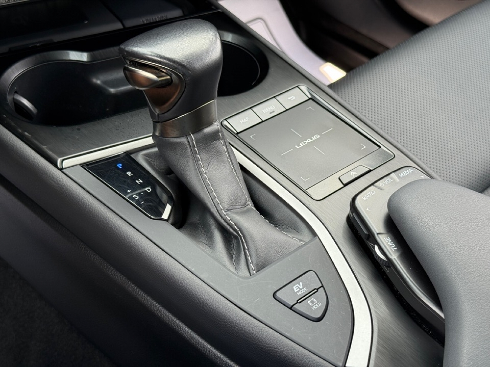 2020 Lexus UX 250h photo 12