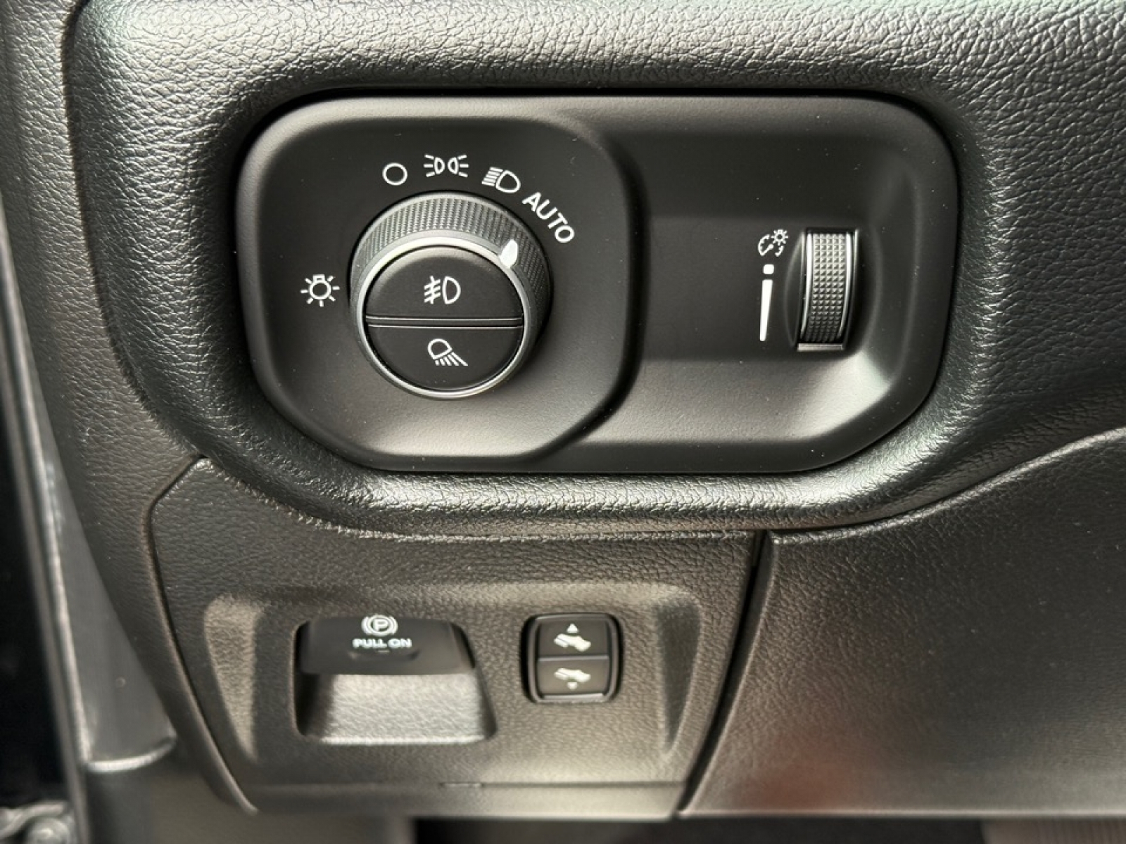 2020 Ram 1500 Sport, 39220, Photo