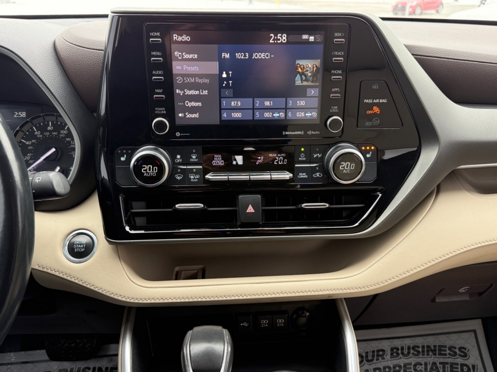 2020 Toyota Highlander XLE, 39336, Photo