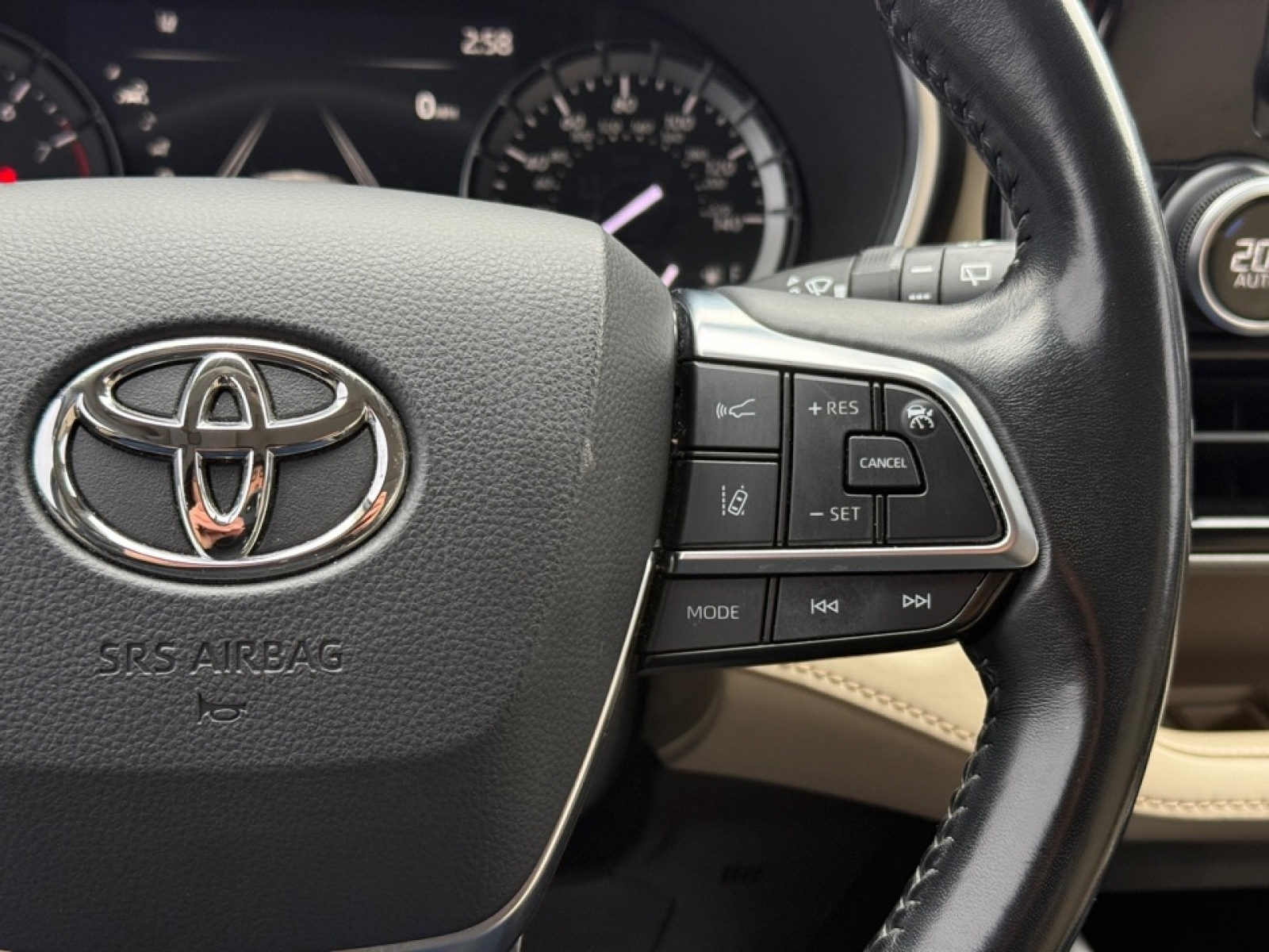 2020 Toyota Highlander XLE, 39336, Photo