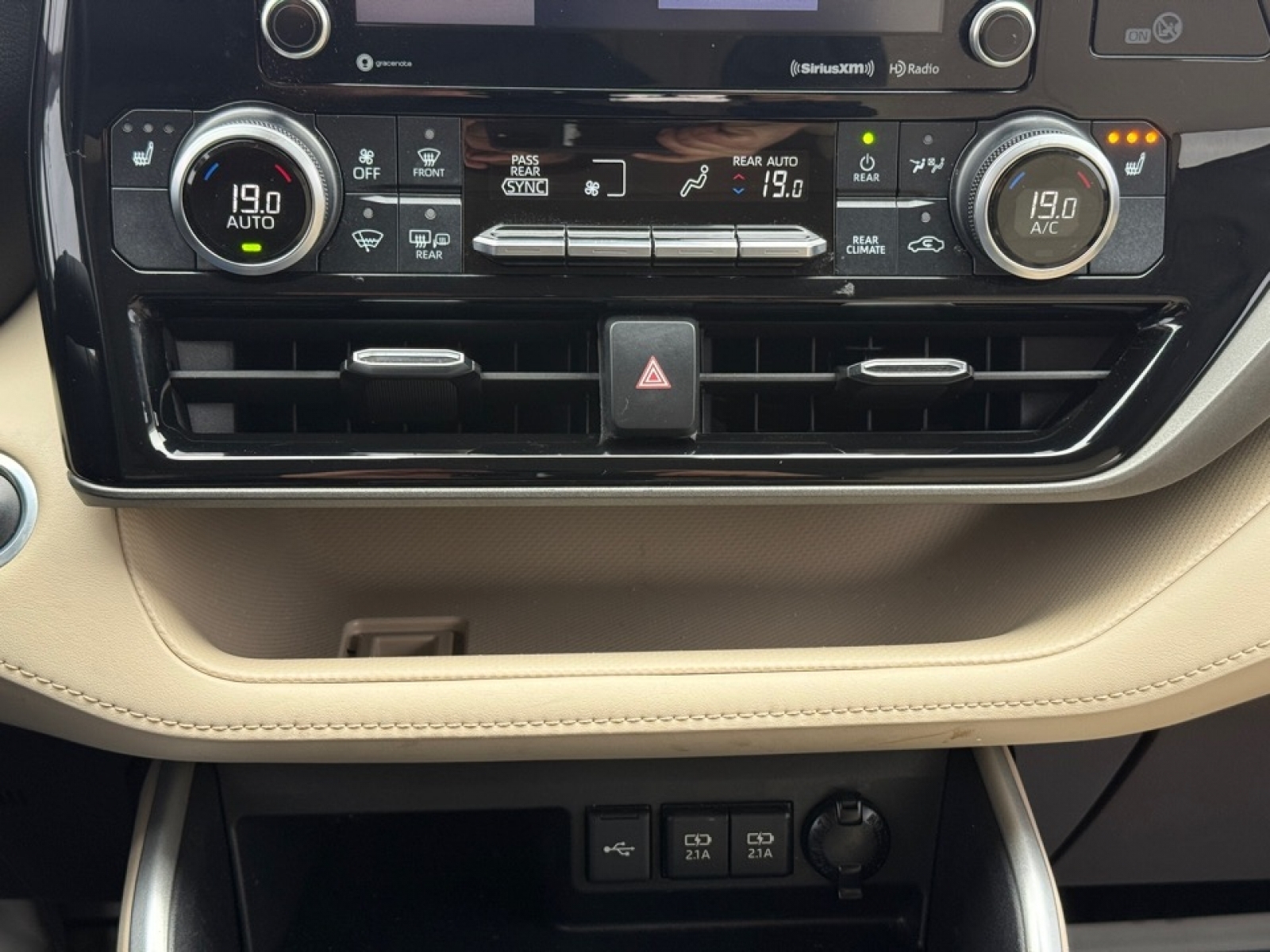 2020 Toyota Highlander XLE, 39336, Photo