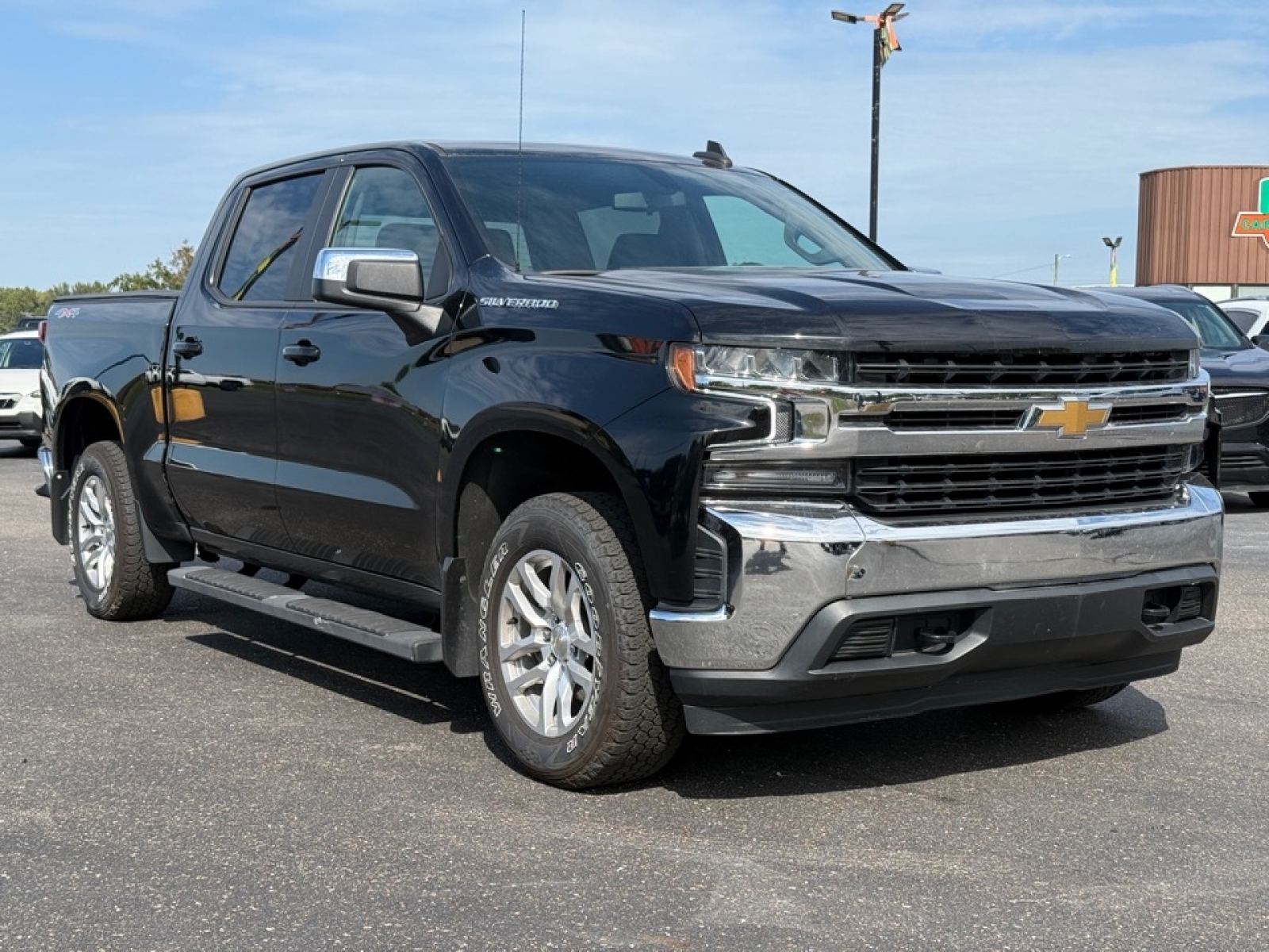 2021 Chevrolet Silverado 1500 LT photo 2