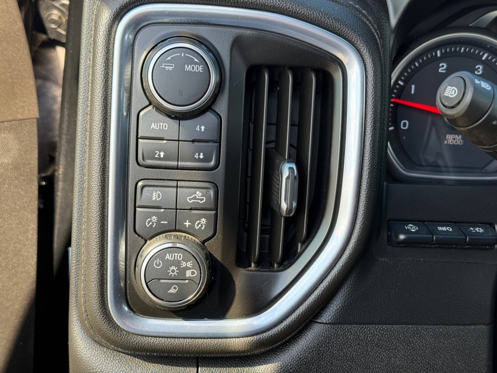 2021 Chevrolet Silverado 2500HD 4WD Crew Cab Standard Bed LTZ, 39023, Photo