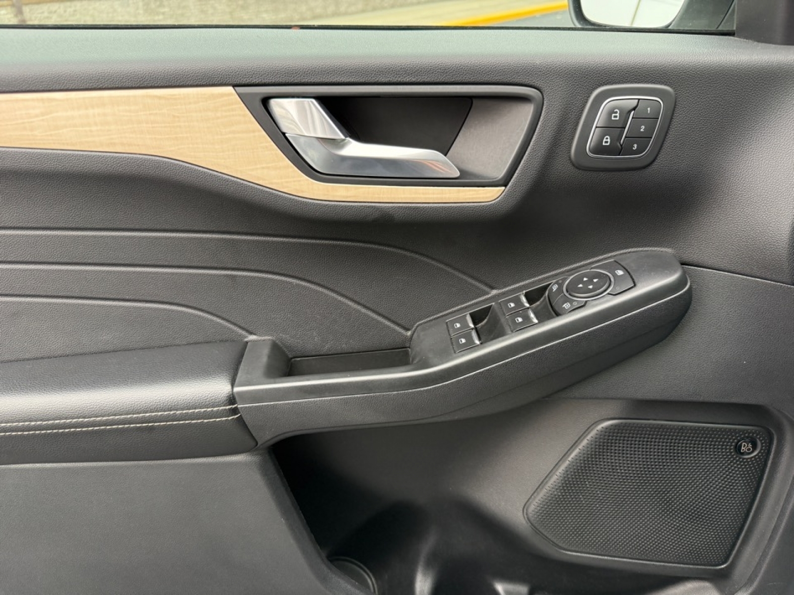 2021 Ford Escape PHEV Titanium, 39204, Photo