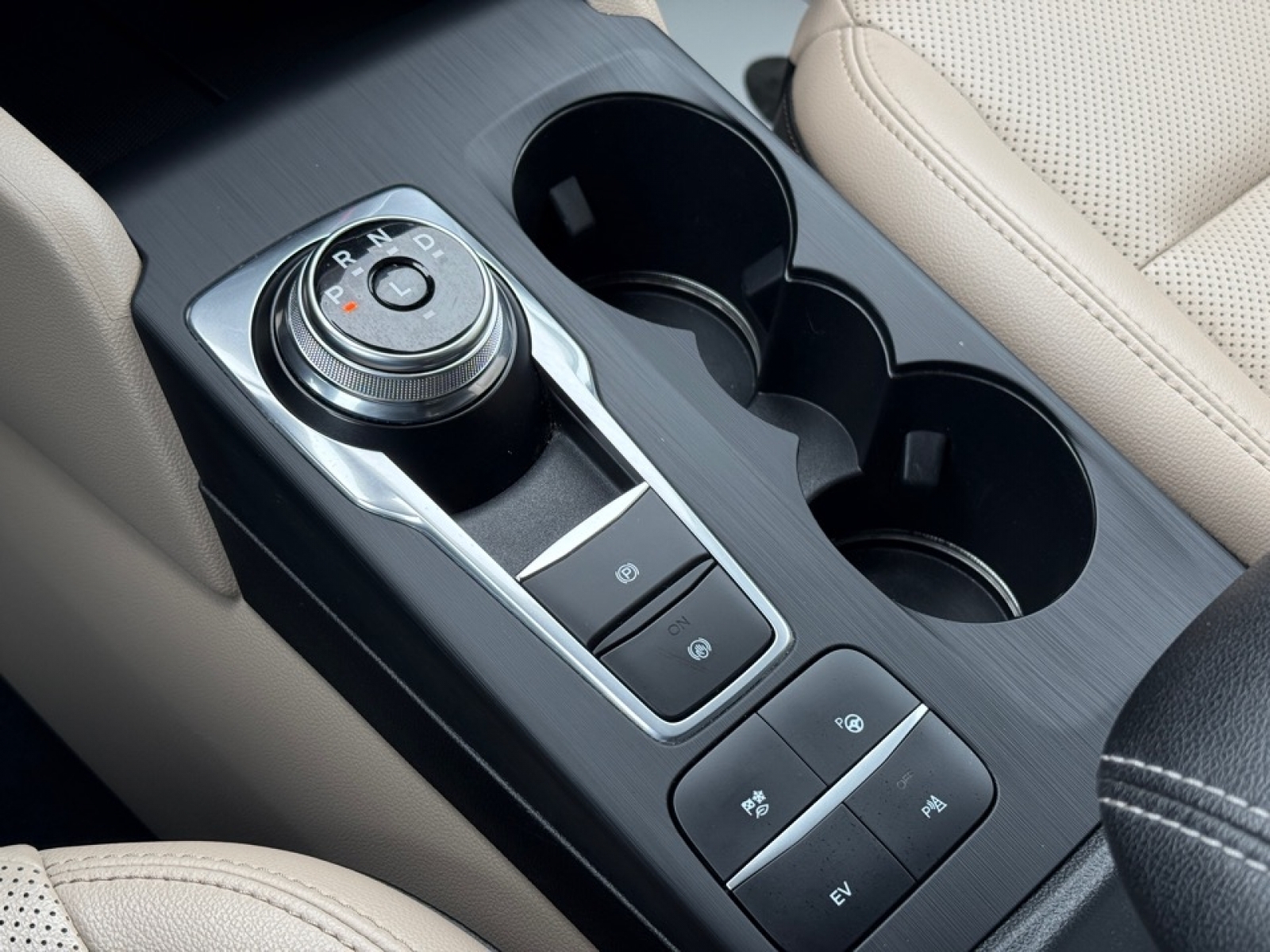 2021 Ford Escape PHEV Titanium, 39465, Photo