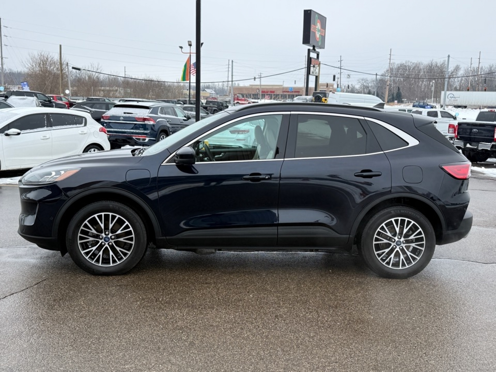 2021 Ford Escape PHEV Titanium, 39465, Photo