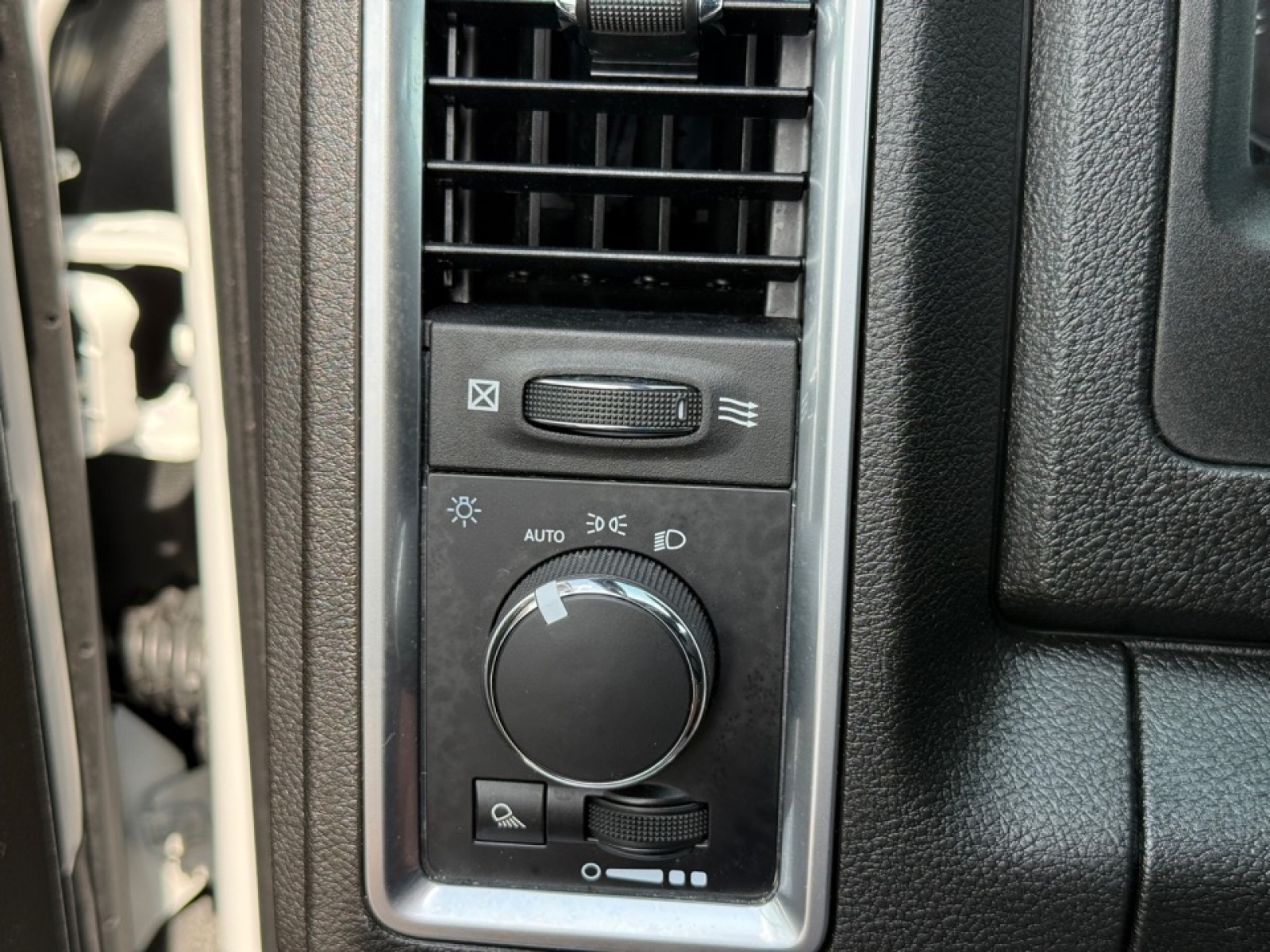 2021 Ram 1500 Classic SLT, 38537, Photo