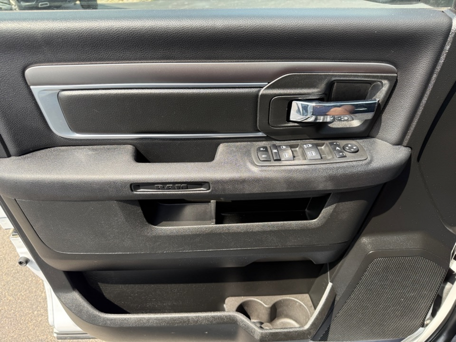 2021 Ram 1500 Classic SLT, 38537, Photo