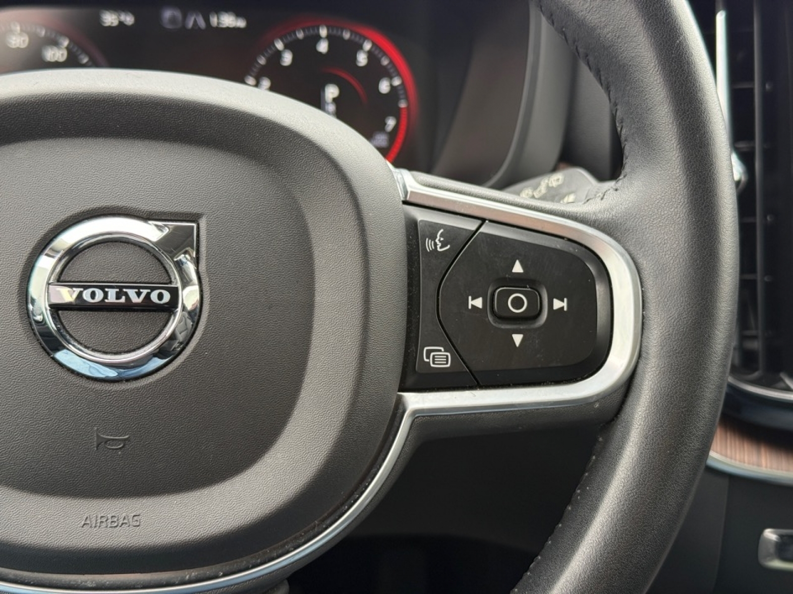 2021 Volvo XC60 T5 Momentum, 39452, Photo