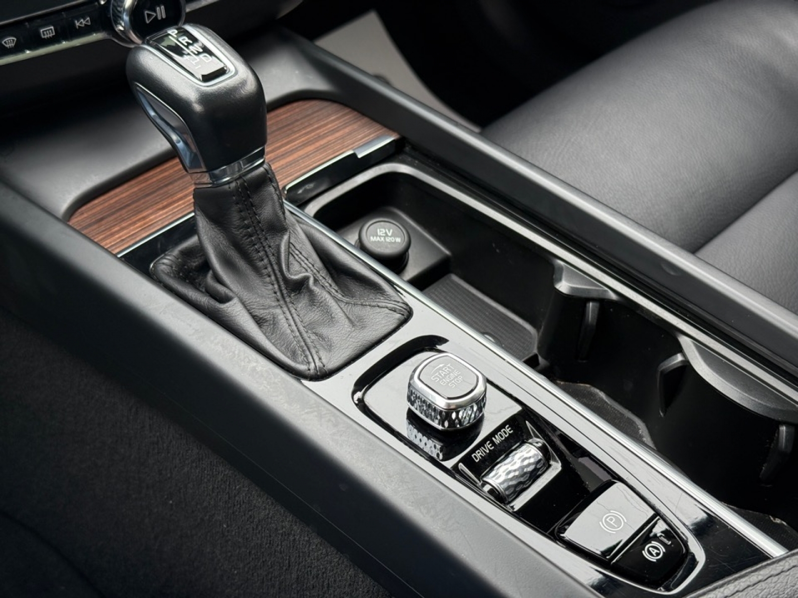 2021 Volvo XC60 T5 Momentum, 39452, Photo