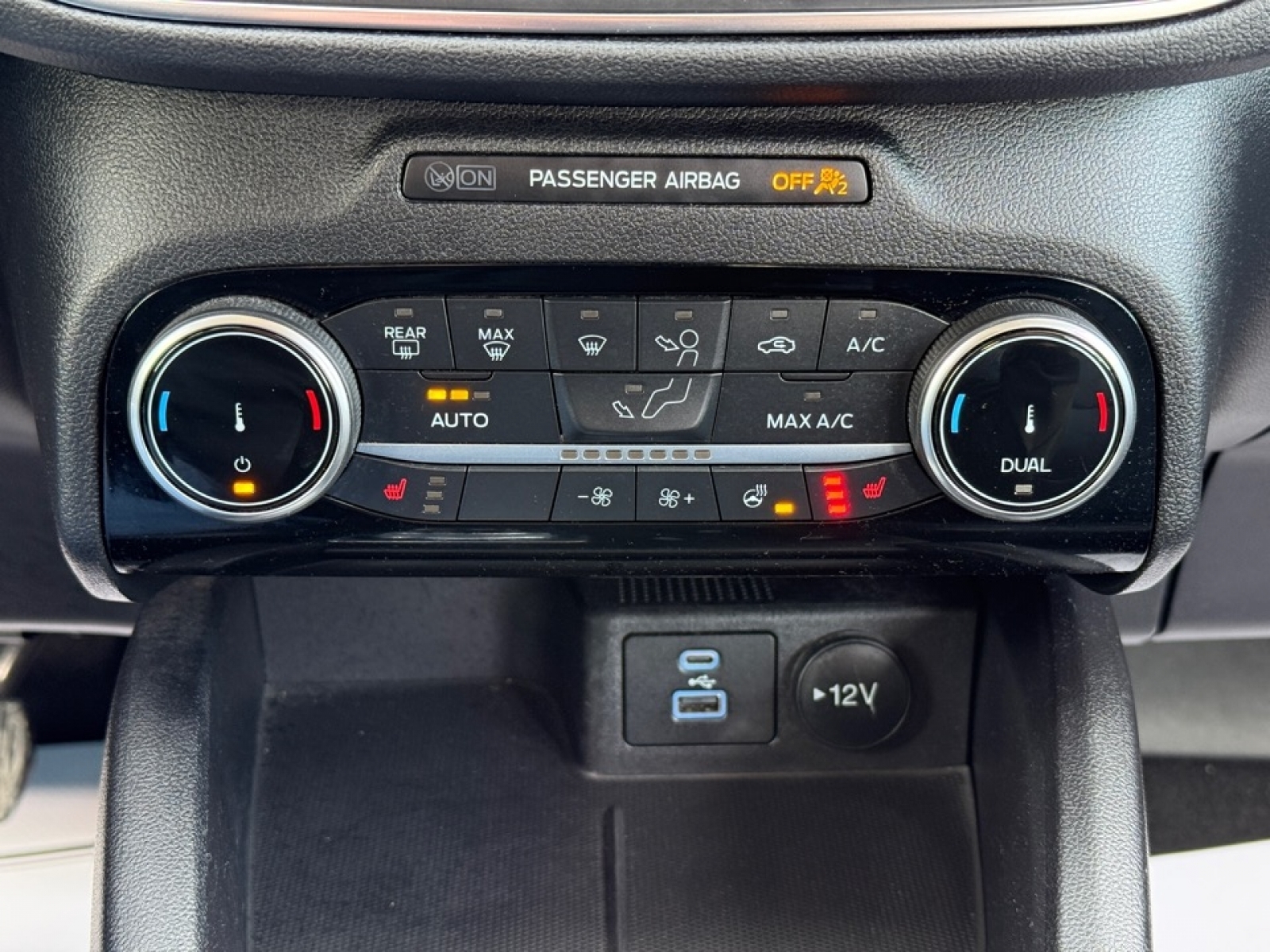 2022 Ford Escape Titanium, 38015, Photo