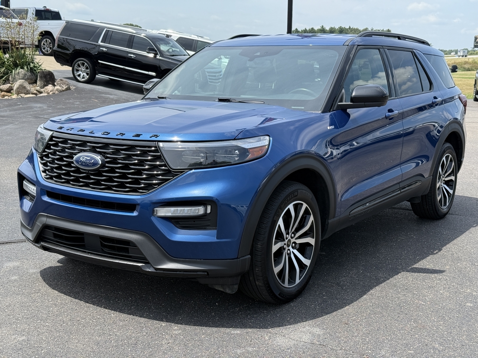2022 Ford Explorer ST ST-Line photo 2