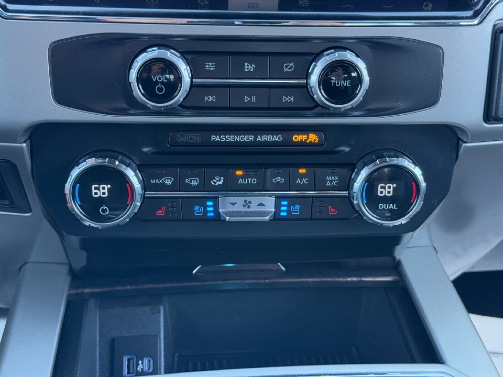 2022 Ford F-450 LARIAT, 38928, Photo