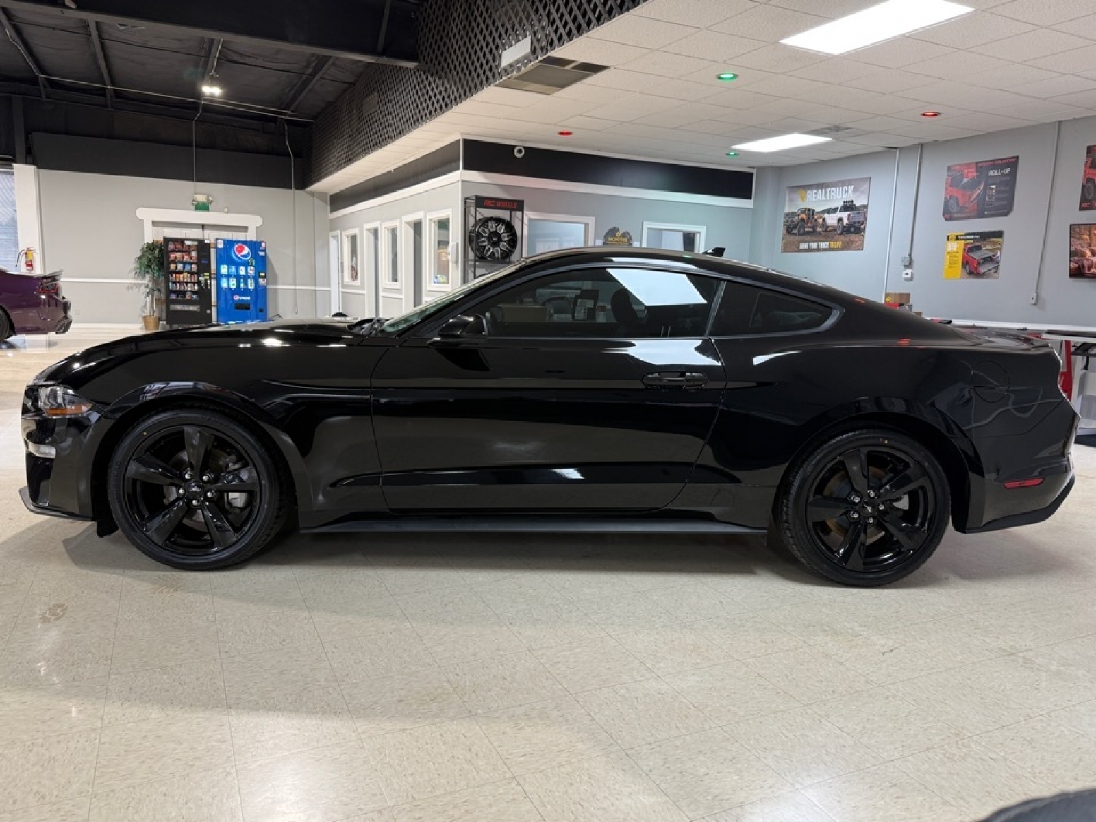 2022 Ford Mustang EcoBoost Fastback, 39050, Photo
