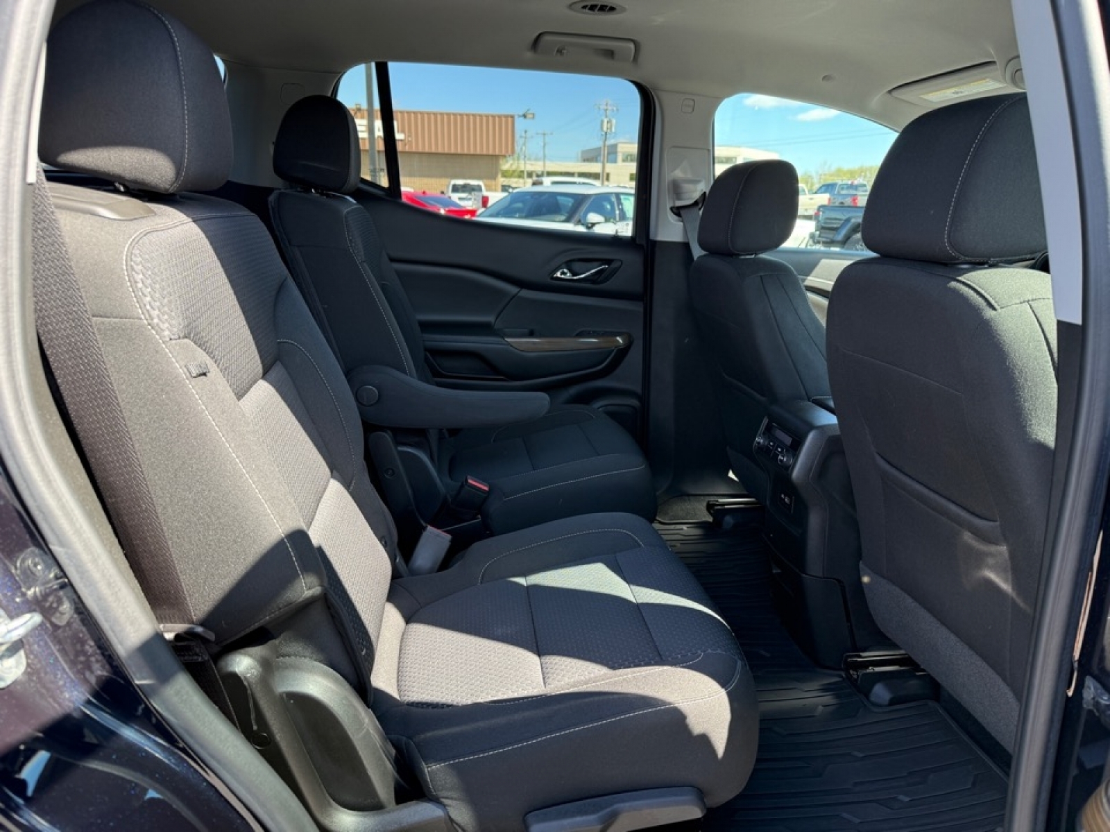 2022 GMC Acadia AWD SLE, 39775, Photo