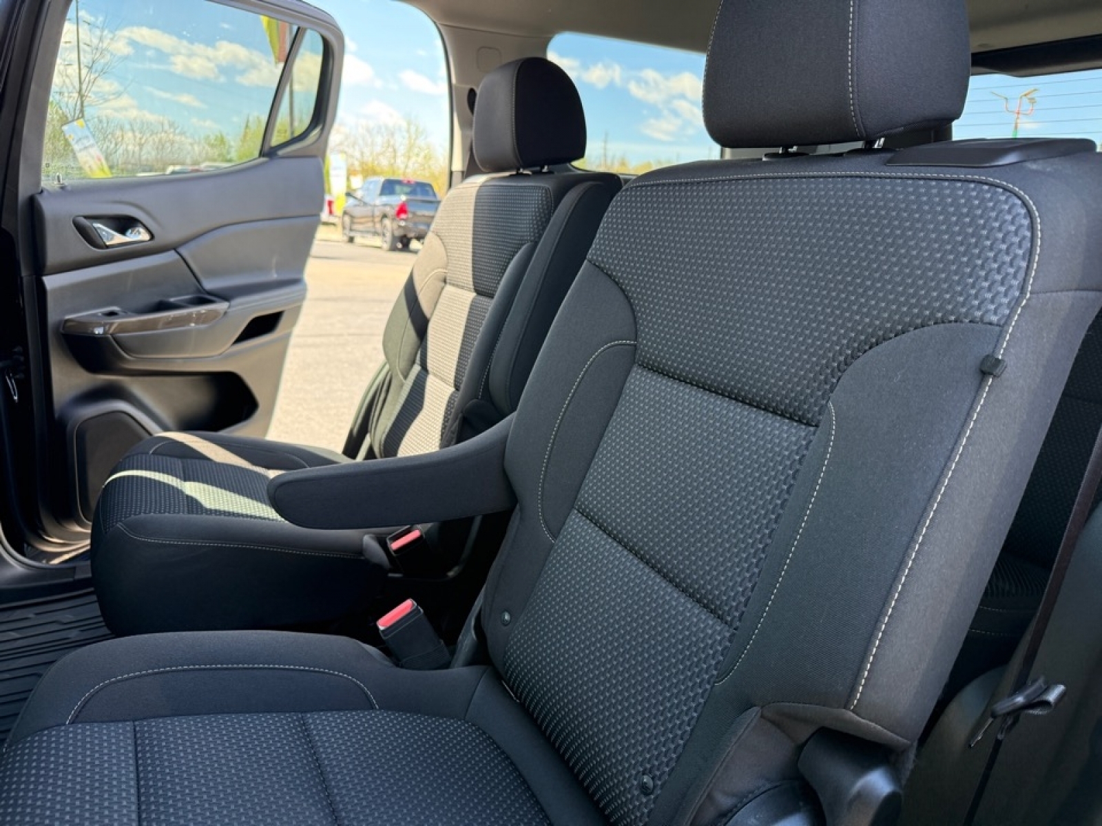 2022 GMC Acadia AWD SLE, 39775, Photo