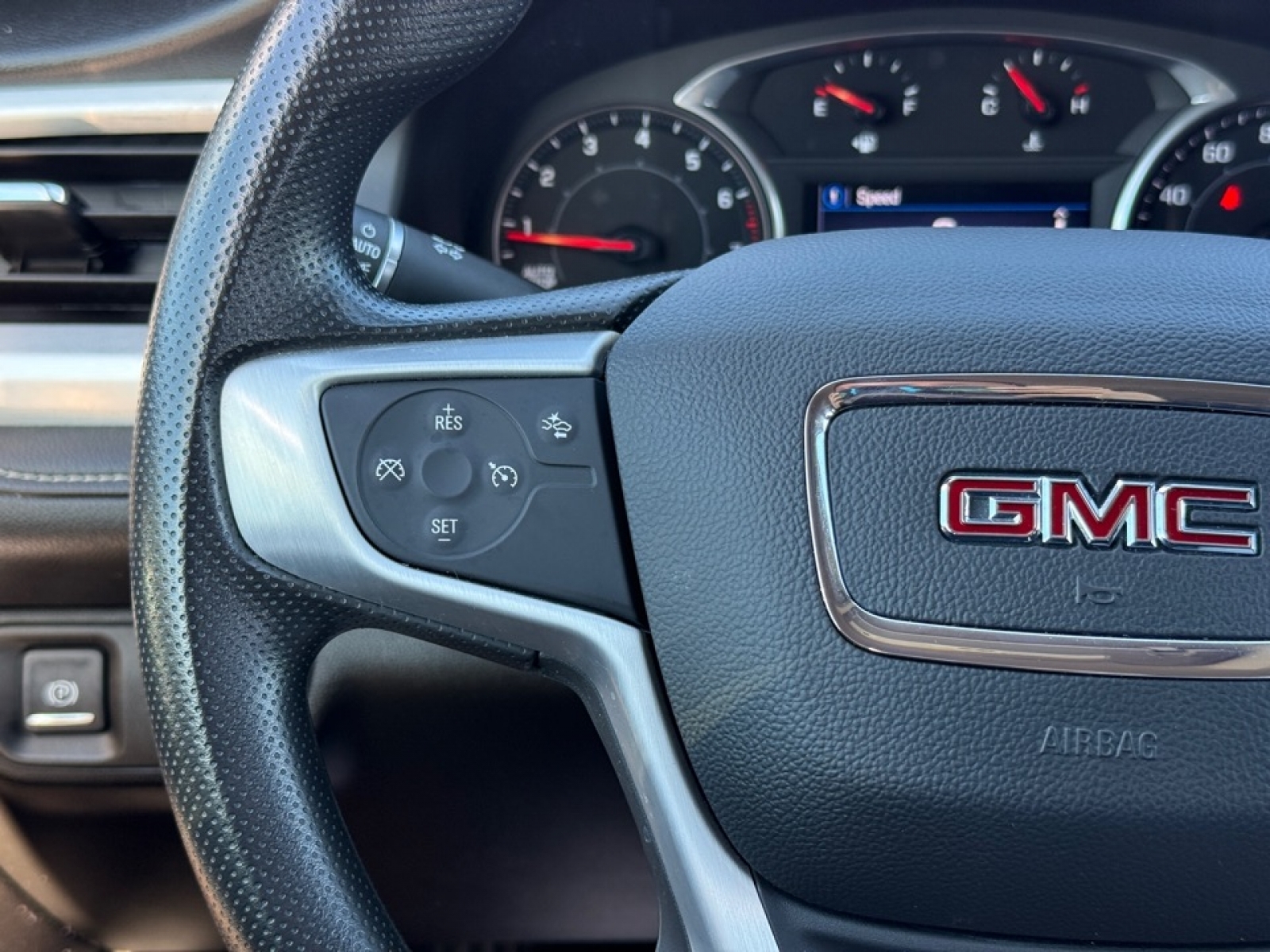 2022 GMC Acadia AWD SLE, 39775, Photo