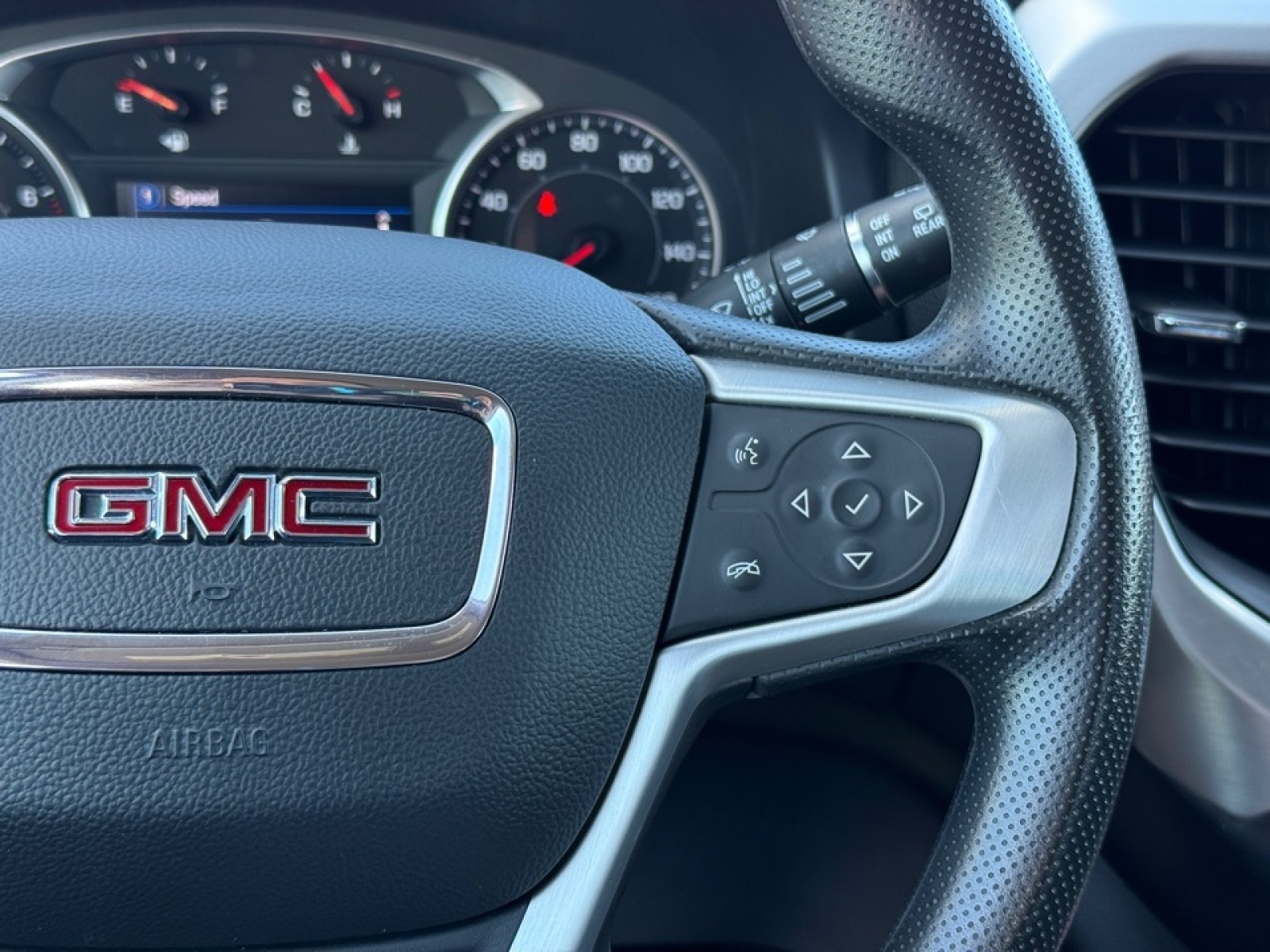 2022 GMC Acadia AWD SLE, 39775, Photo