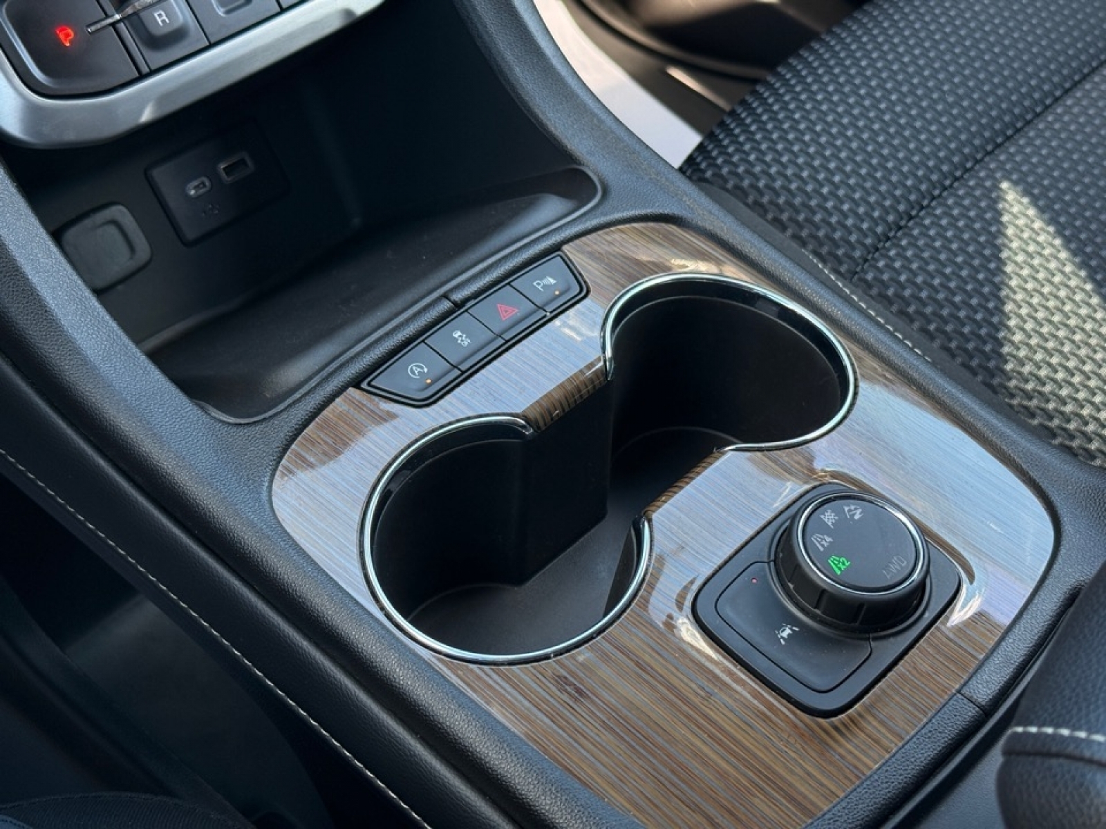 2022 GMC Acadia AWD SLE, 39775, Photo