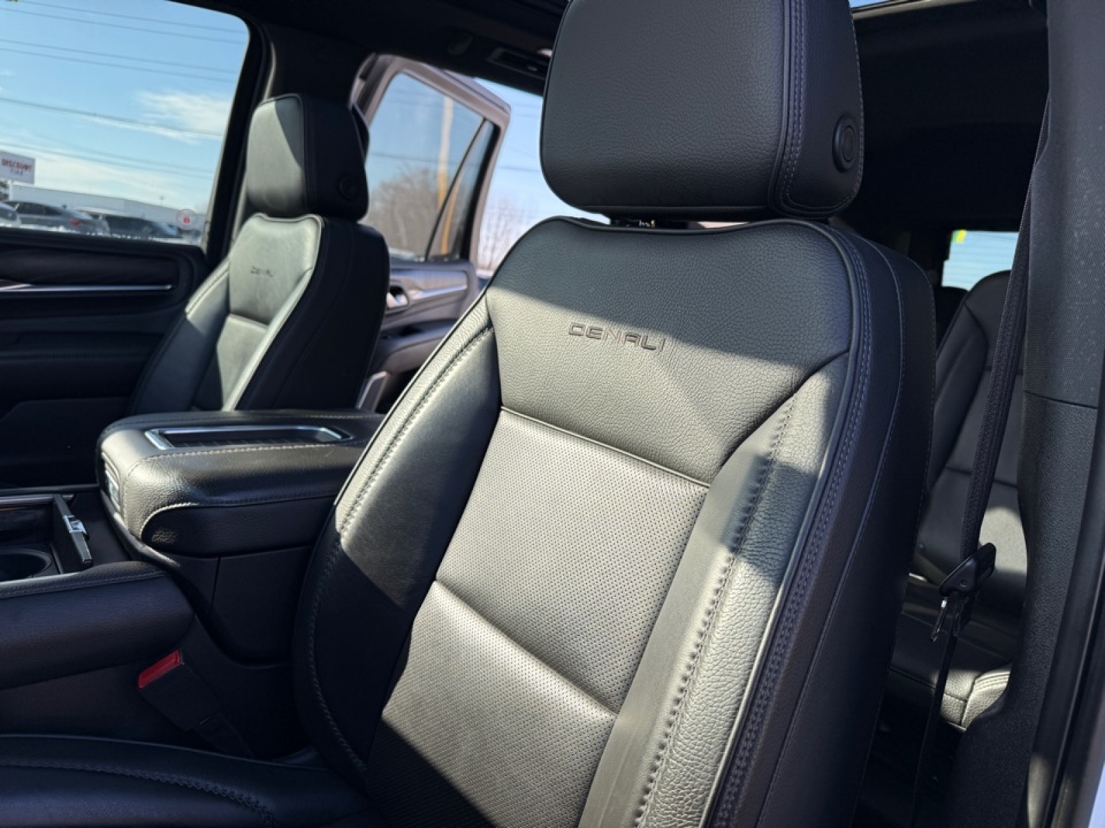 2022 GMC Yukon 4WD Denali, 39210, Photo