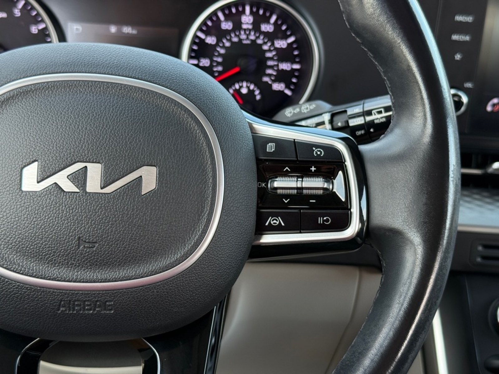 2022 Kia Carnival LX photo 31