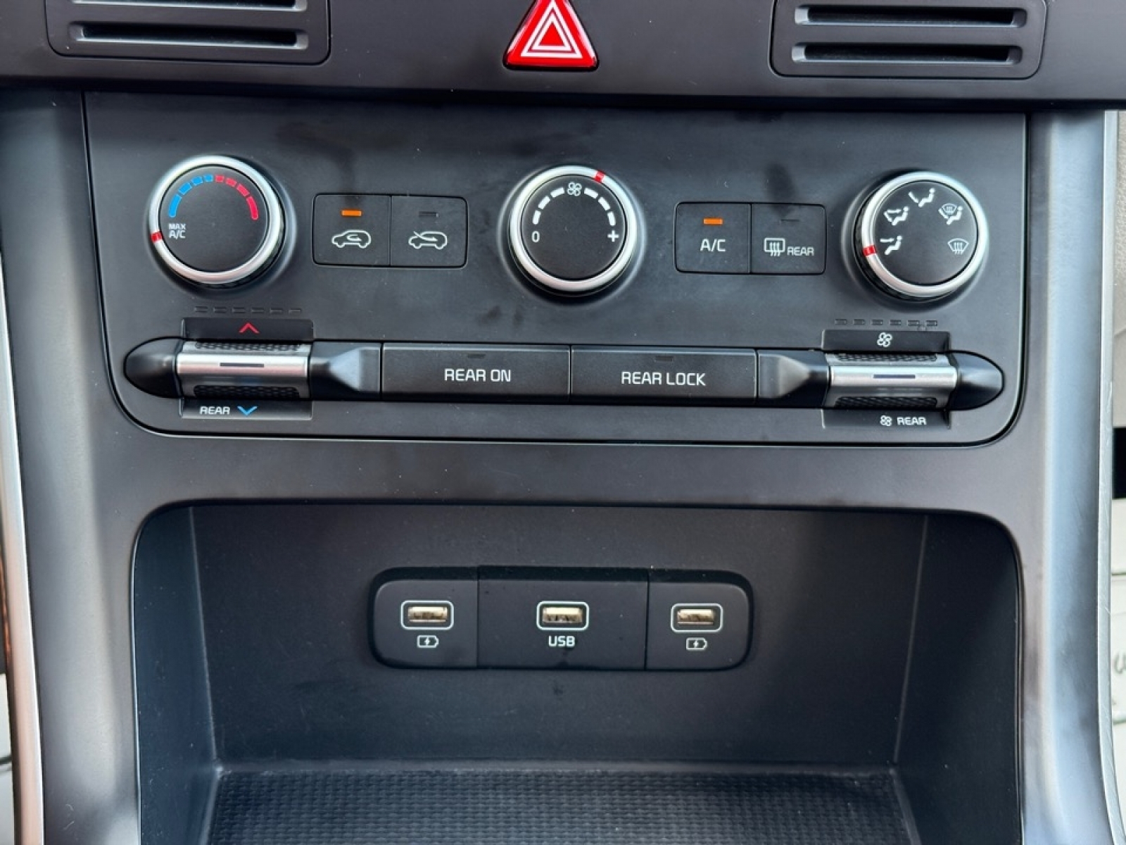 2022 Kia Carnival LX photo 34