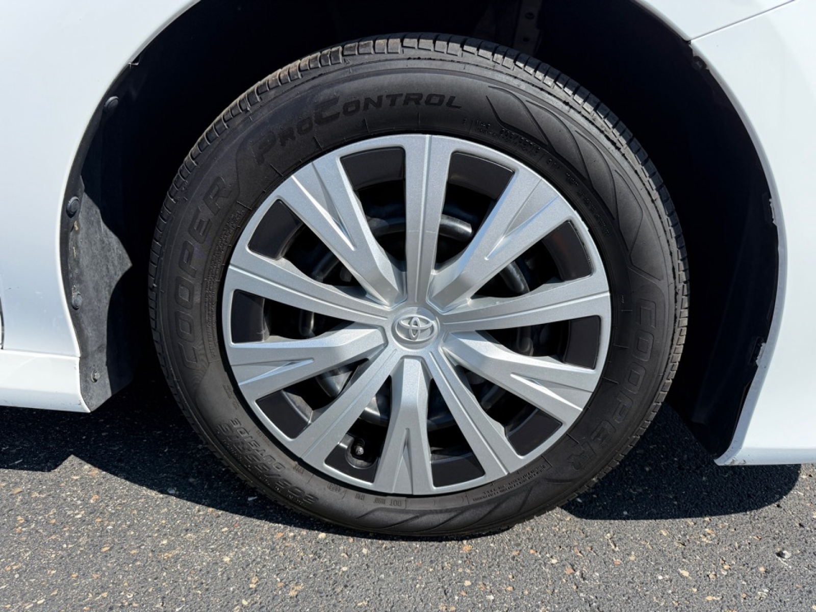 2022 Toyota Camry LE Hybrid, 38934, Photo