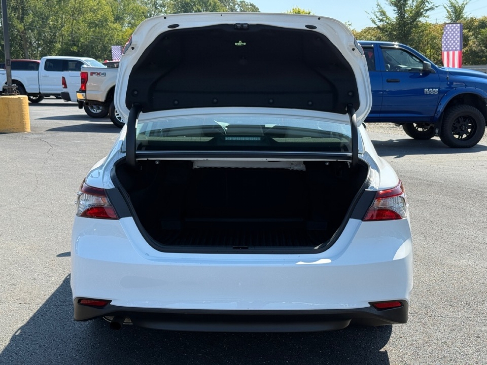 2022 Toyota Camry LE Hybrid, 38934, Photo