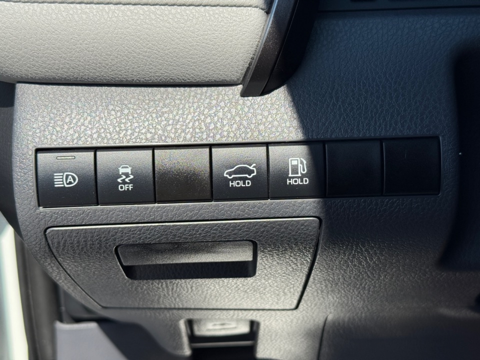 2022 Toyota Camry LE Hybrid, 38934, Photo