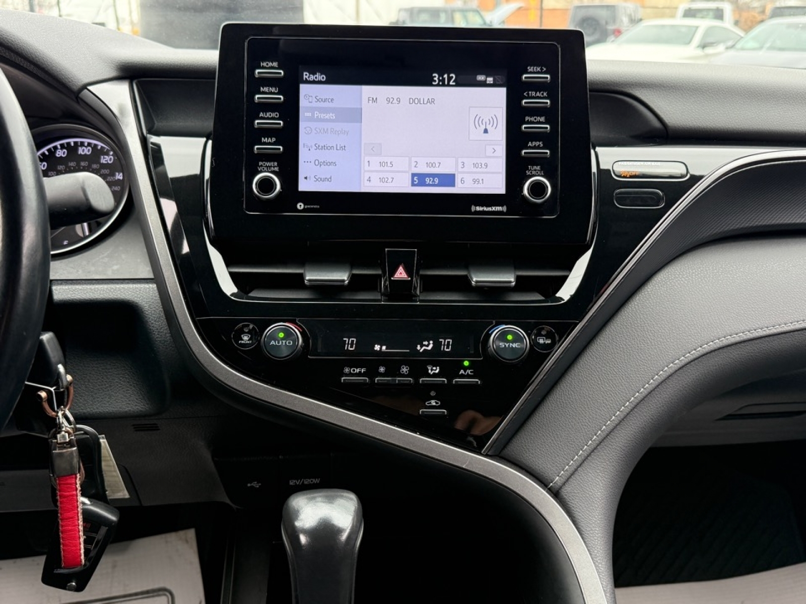 2022 Toyota Camry SE, 39033A, Photo