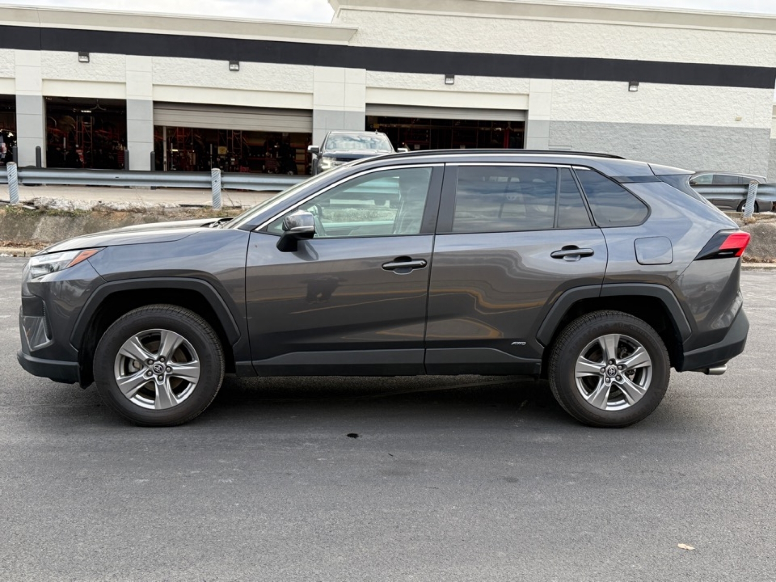 2022 Toyota RAV4 Hybrid XLE, 39332, Photo