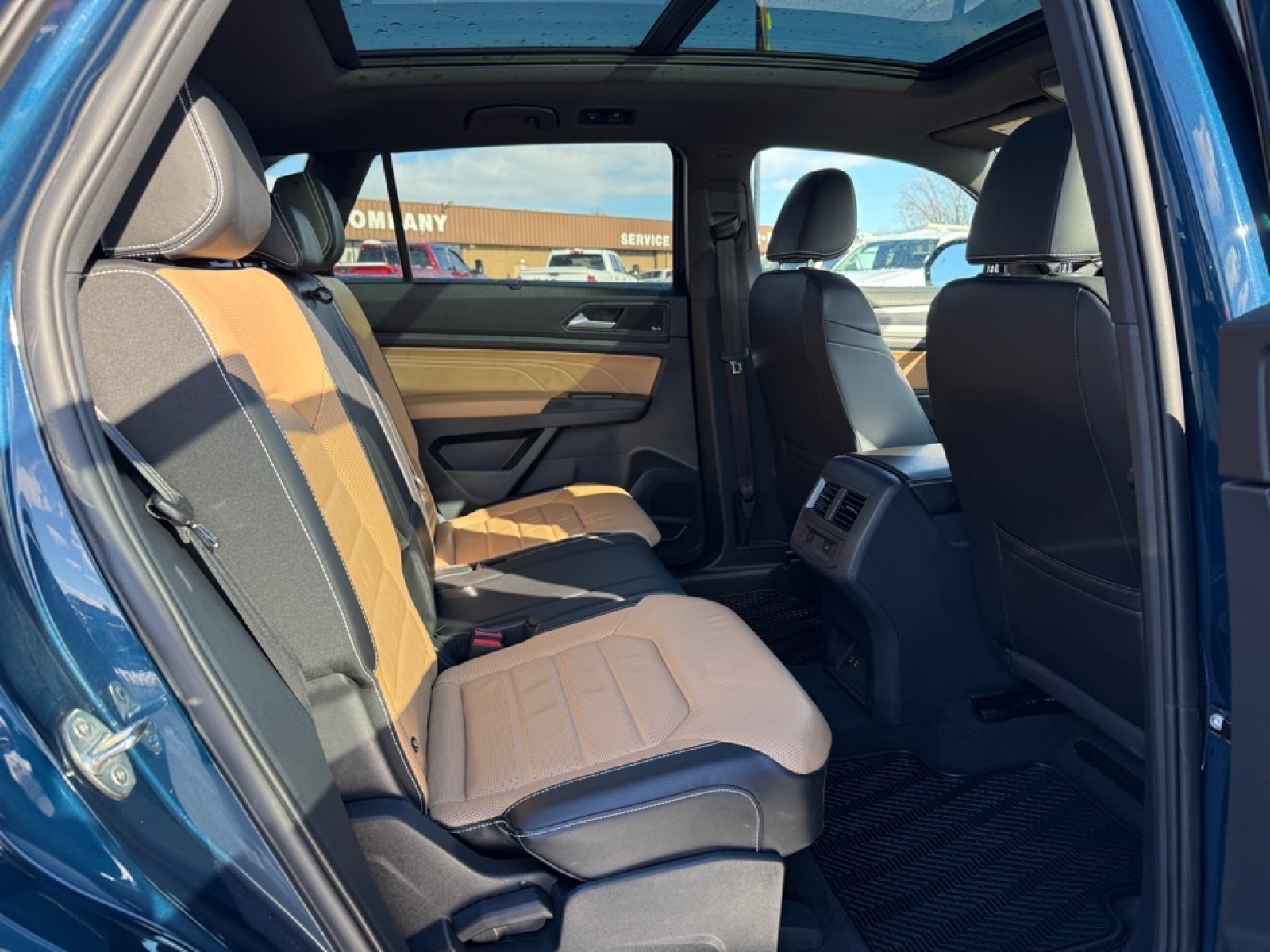 2022 Volkswagen Atlas Cross Sport 3.6L V6 SEL Premium R-Line, 39252, Photo