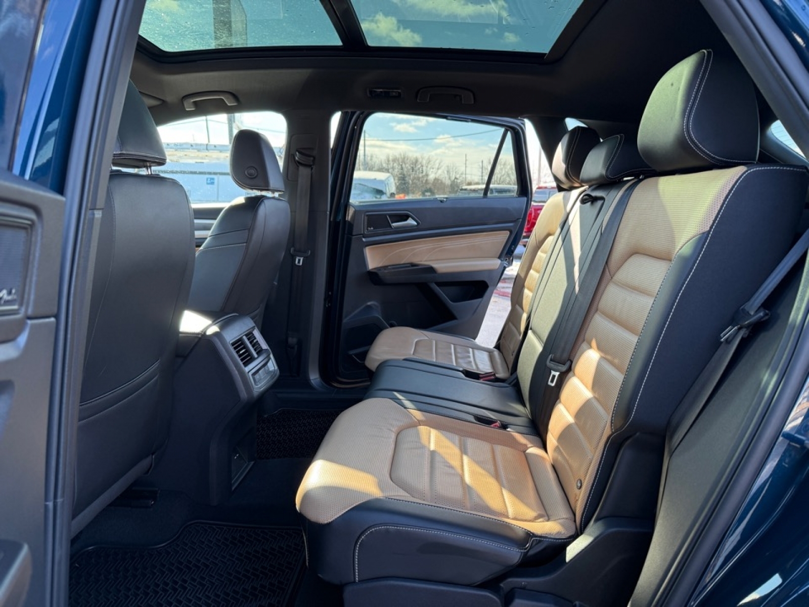 2022 Volkswagen Atlas Cross Sport 3.6L V6 SEL Premium R-Line, 39252, Photo