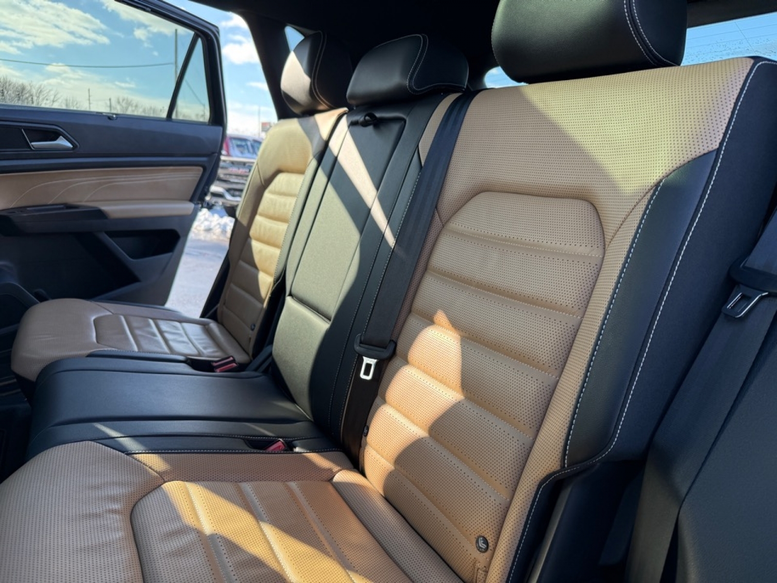 2022 Volkswagen Atlas Cross Sport 3.6L V6 SEL Premium R-Line, 39252, Photo