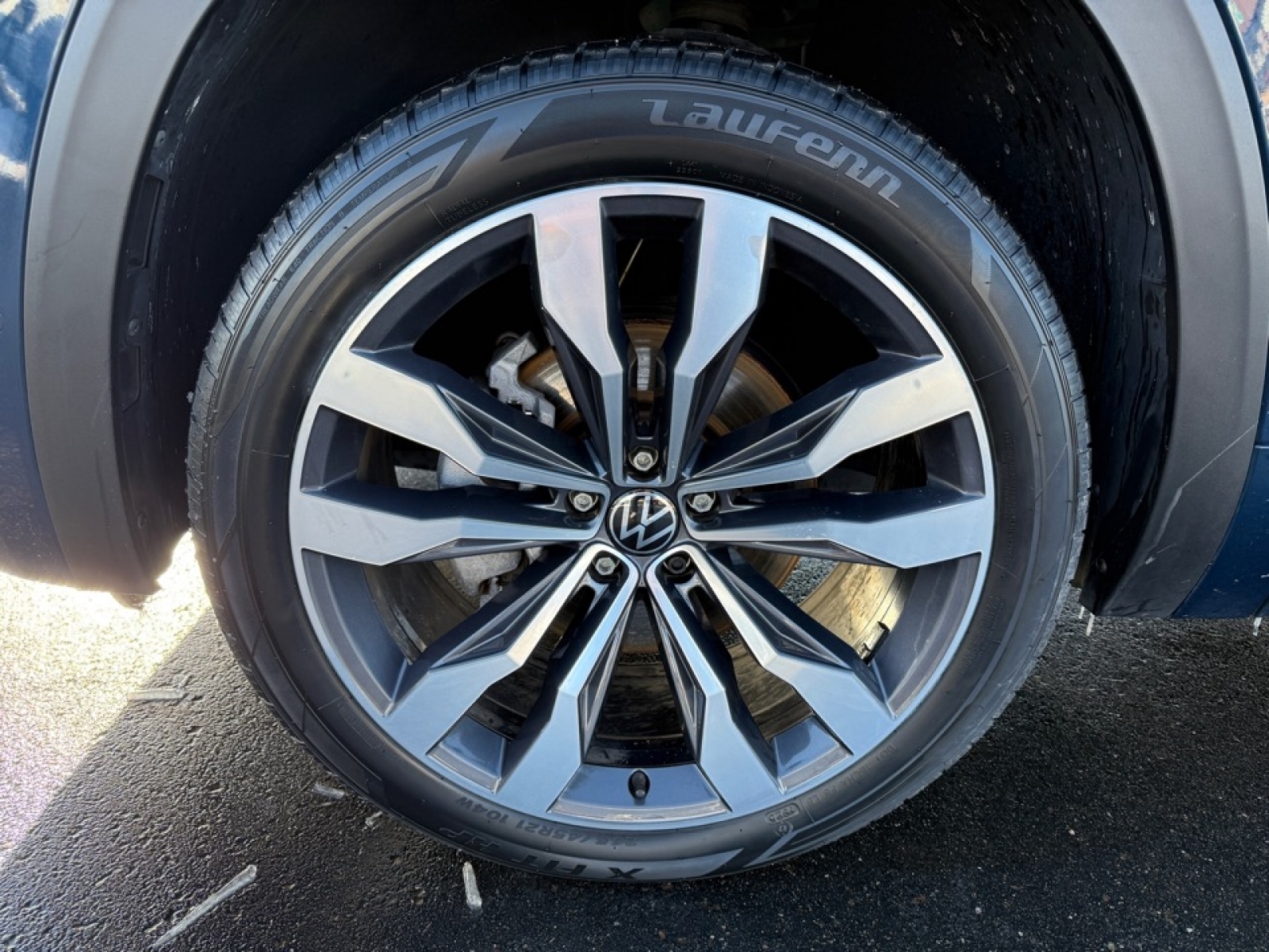 2022 Volkswagen Atlas Cross Sport 3.6L V6 SEL Premium R-Line, 39252, Photo