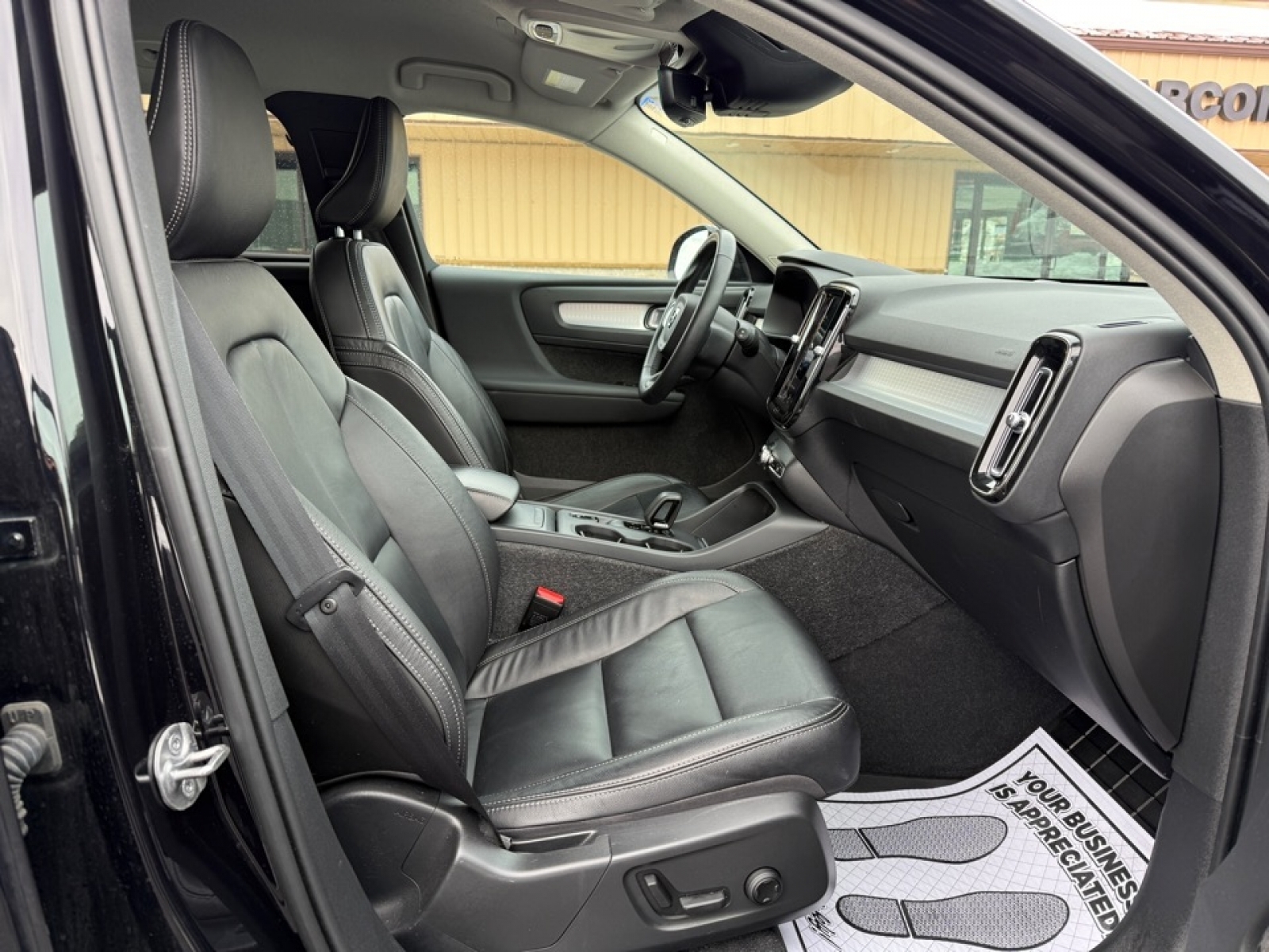 2022 Volvo XC40 T5 Momentum, 39259, Photo