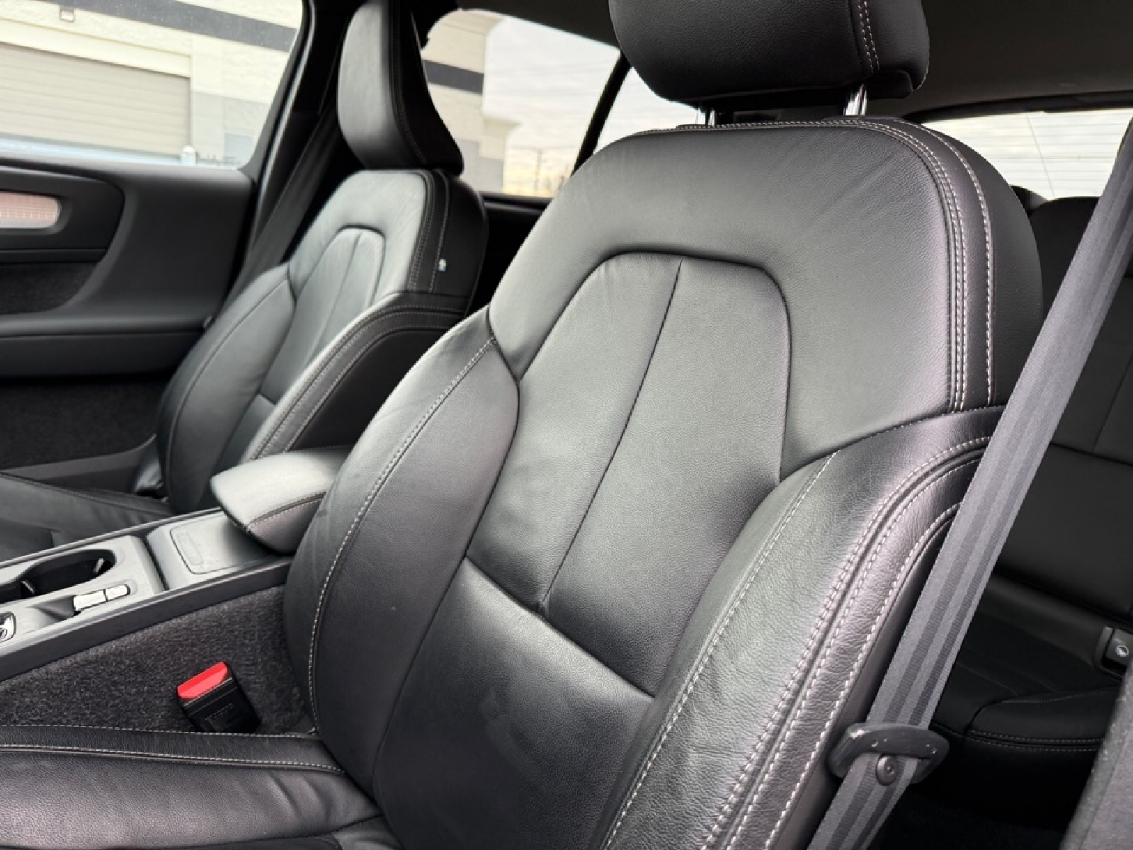 2022 Volvo XC40 T5 Momentum, 39259, Photo