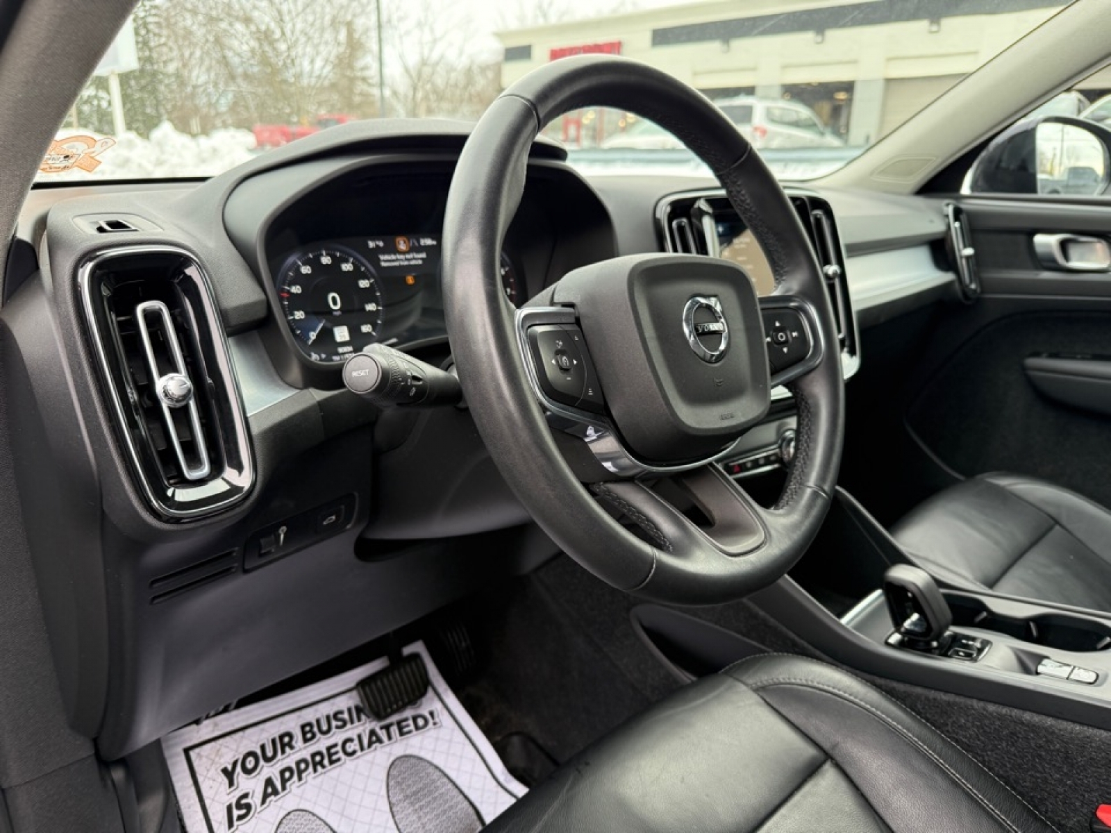 2022 Volvo XC40 T5 Momentum, 39259, Photo