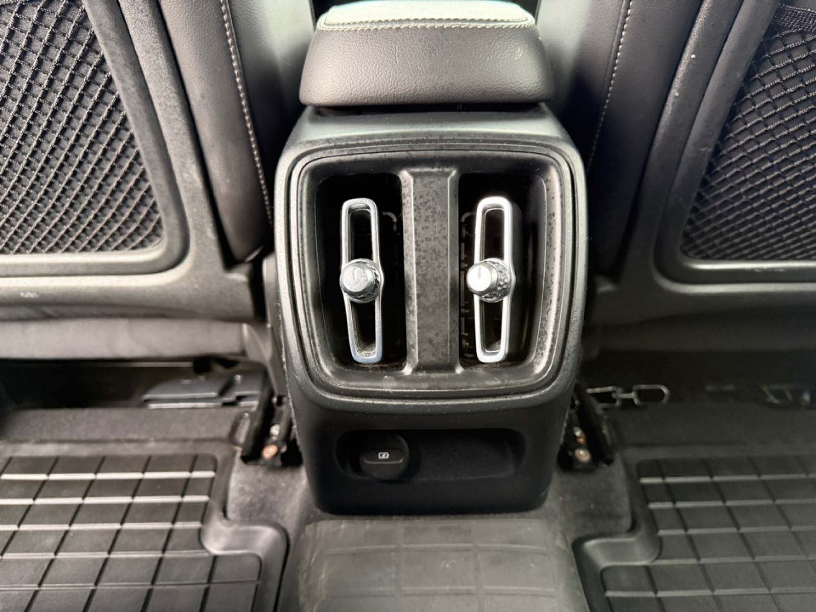 2022 Volvo XC40 T5 Momentum, 39259, Photo