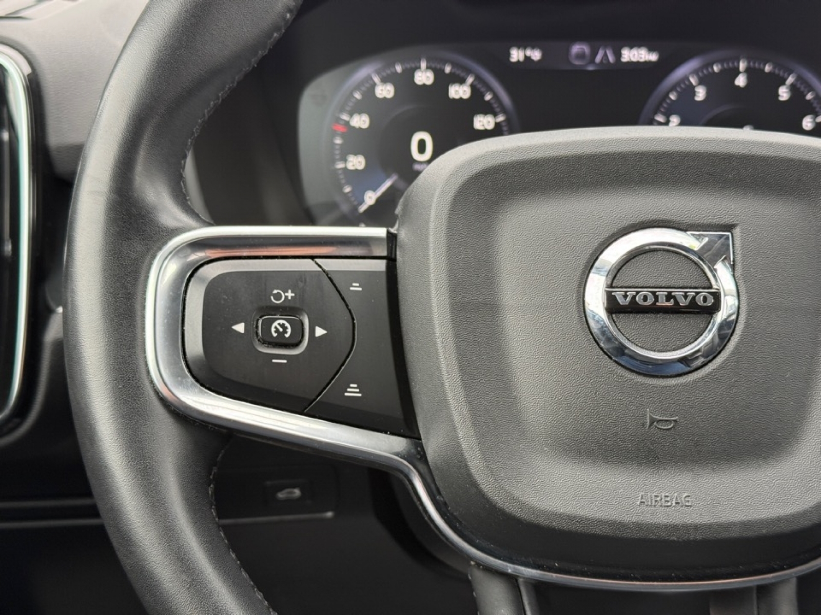 2022 Volvo XC40 T5 Momentum, 39259, Photo