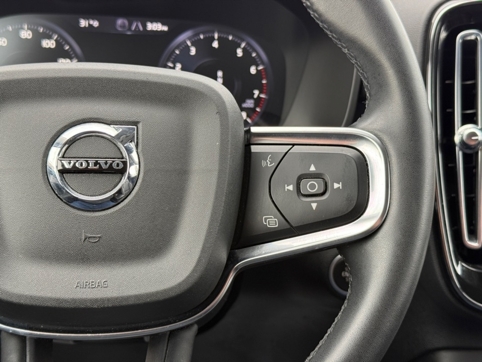 2022 Volvo XC40 T5 Momentum, 39259, Photo